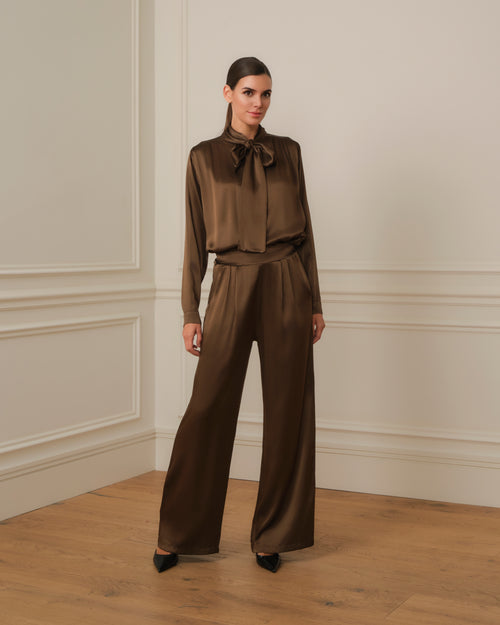 CAMISA SATINADA CON LAZADA EN CUELLO MARRÓN