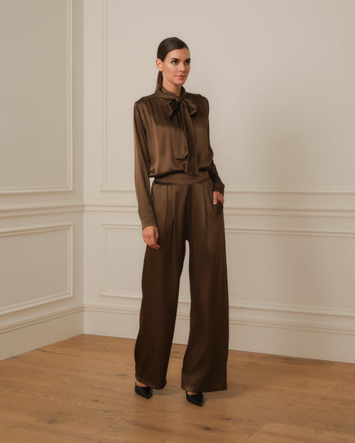 CAMISA SATINADA CON LAZADA EN CUELLO MARRÓN