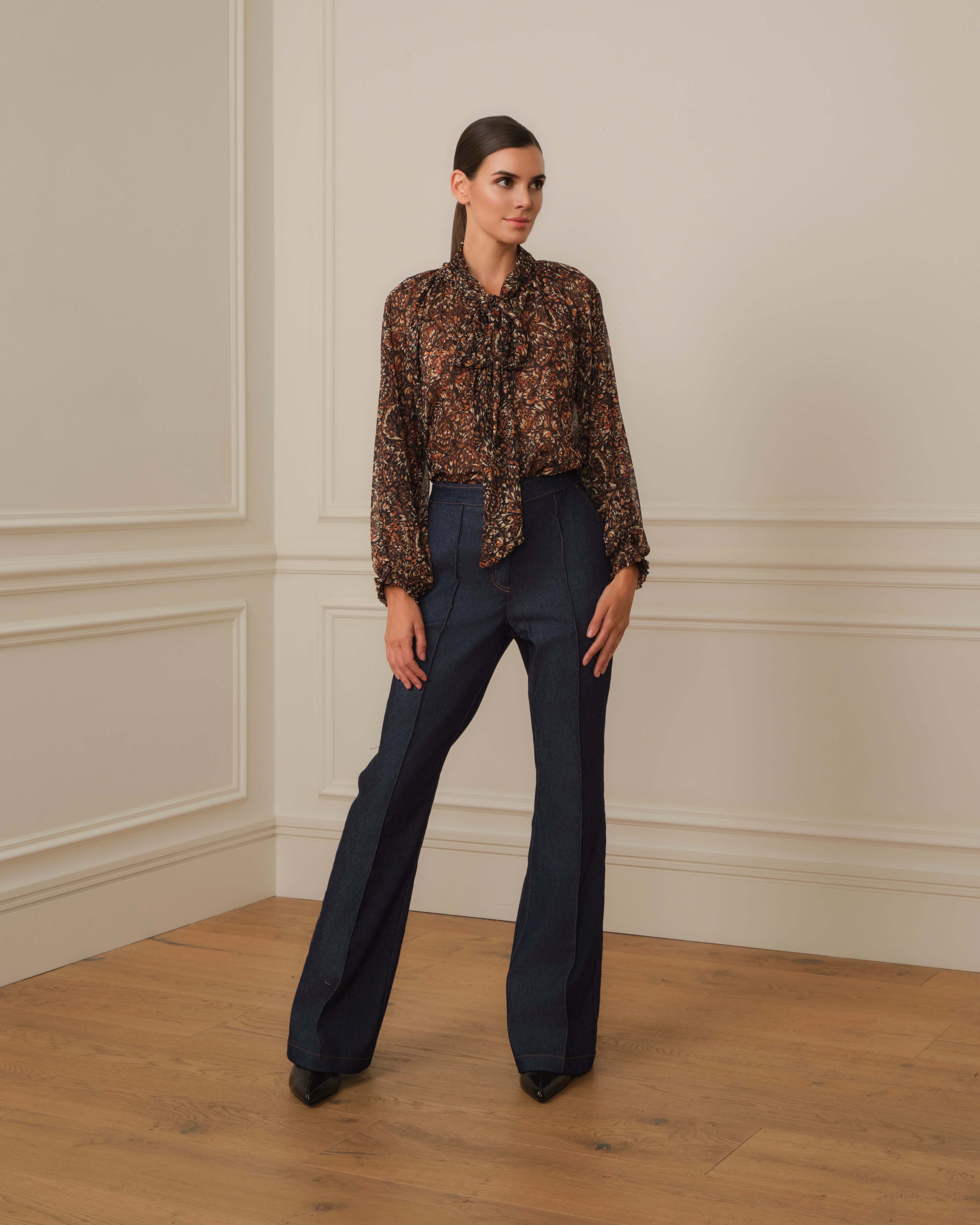 BLUSA LAZADA CON ESTAMPADO MARRÓN