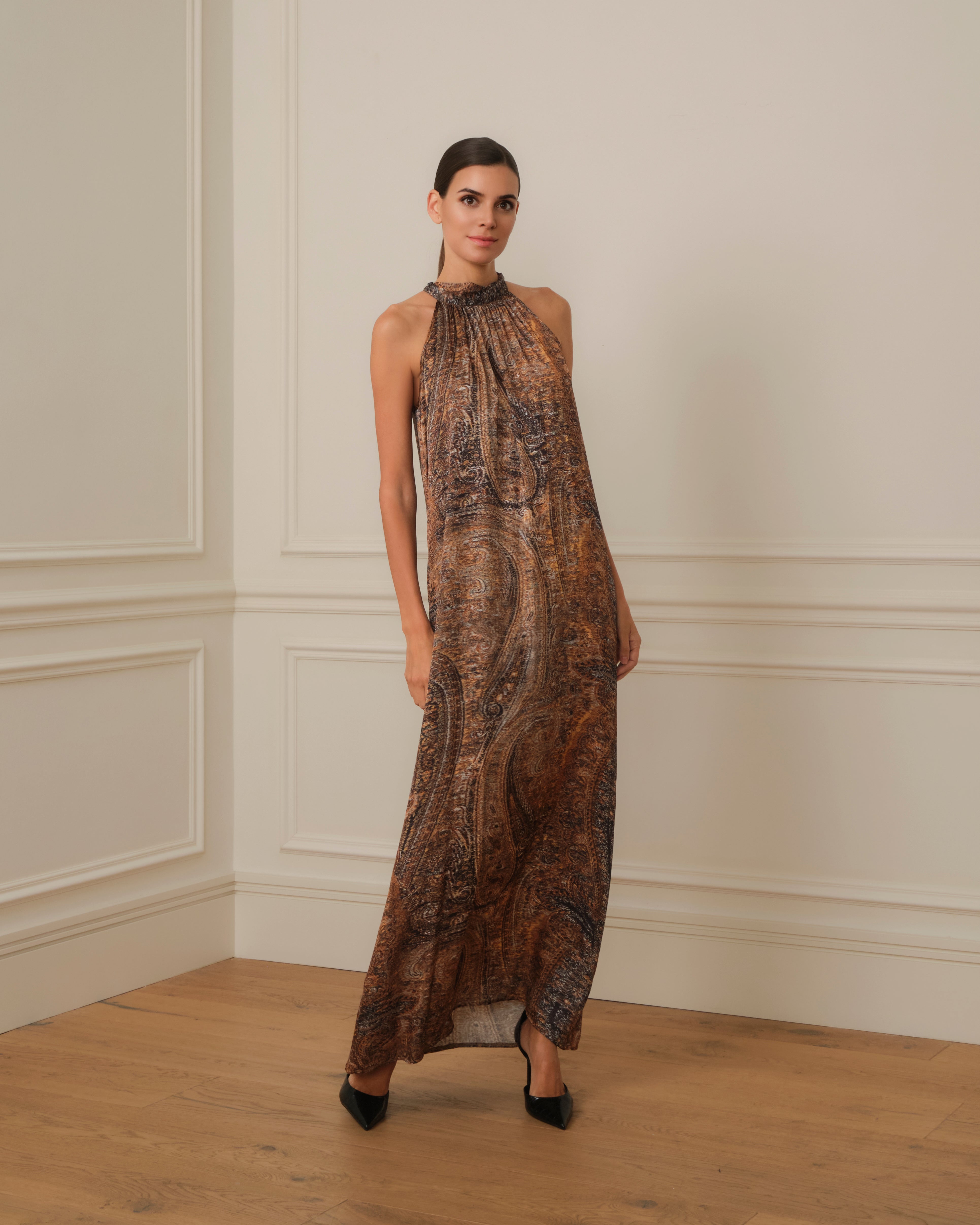 VESTIDO LARGO HALTER CON ESTAMPADO PAISLEY