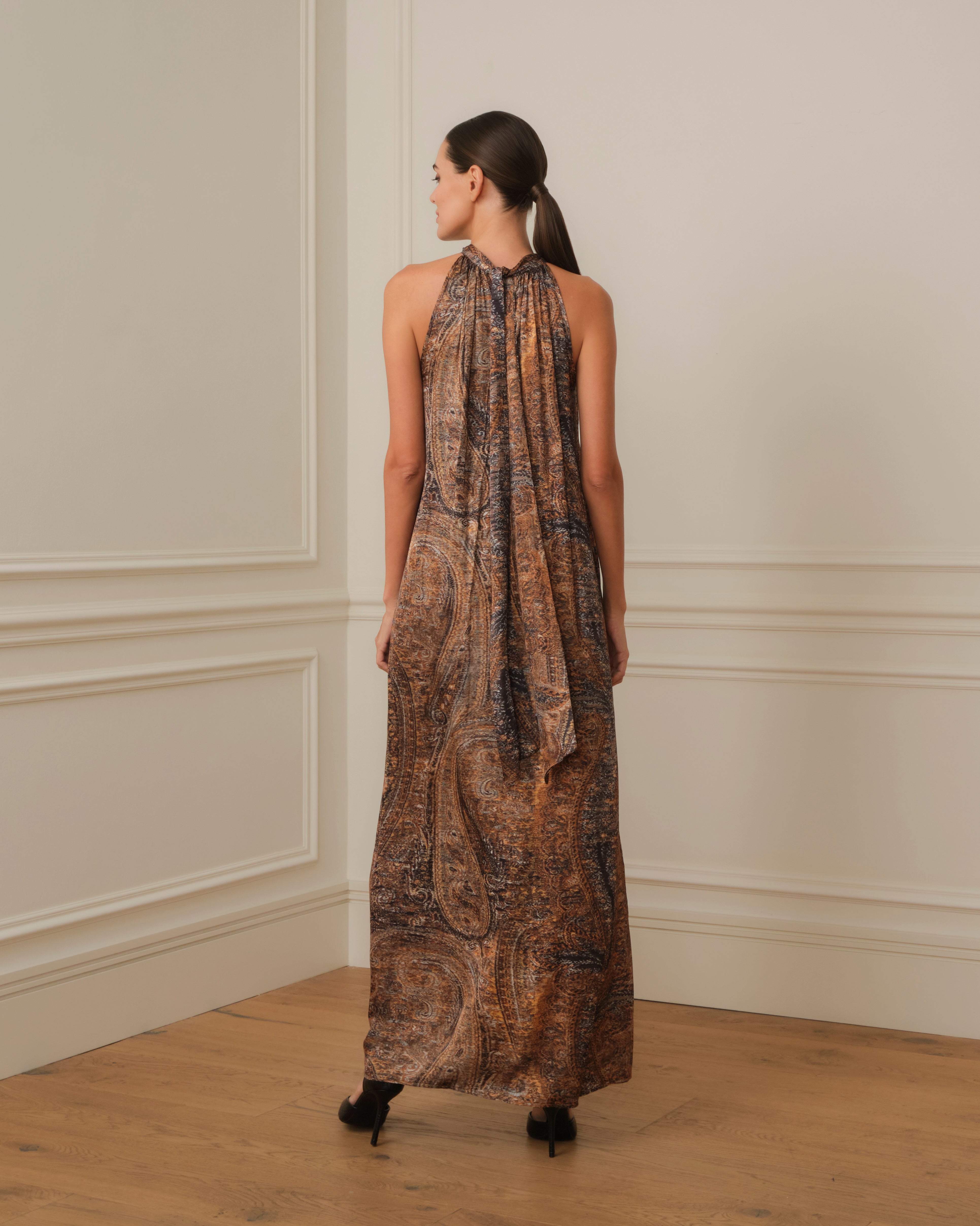 VESTIDO LARGO HALTER CON ESTAMPADO PAISLEY