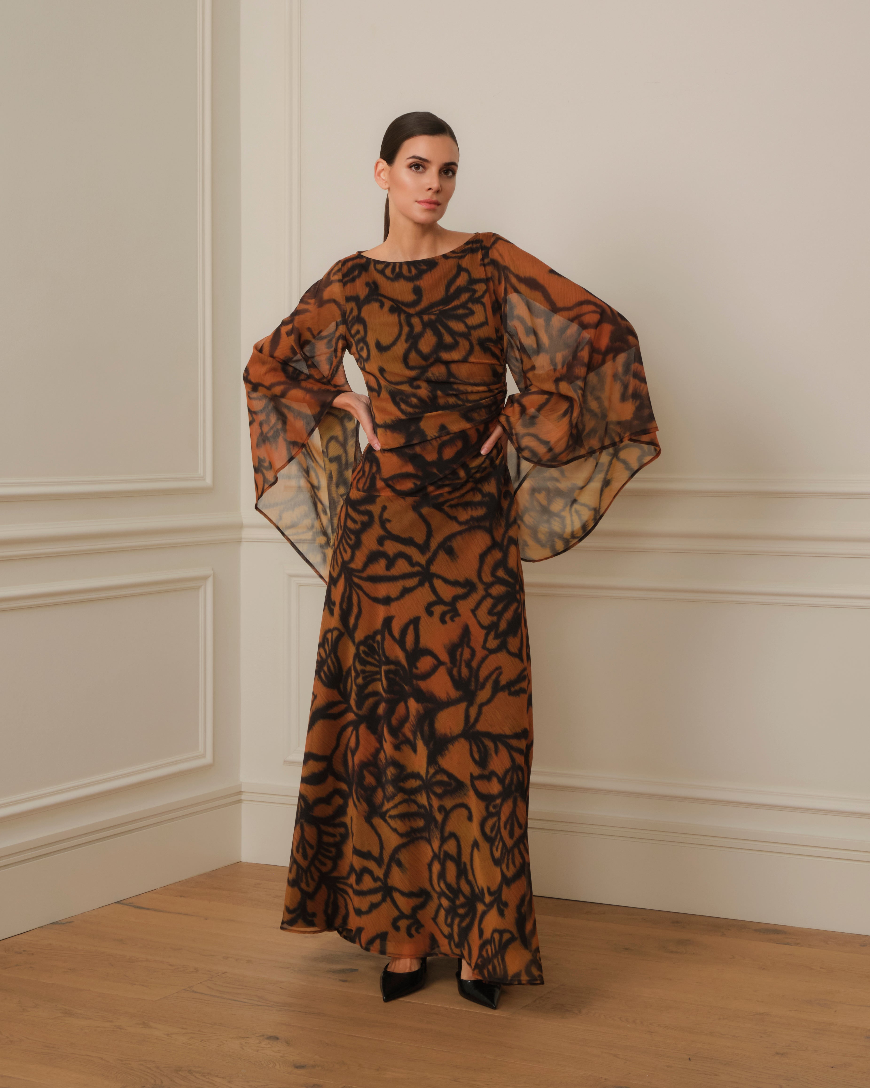 VESTIDO LARGO CON MANGAS AMPLIAS ESTAMPADO