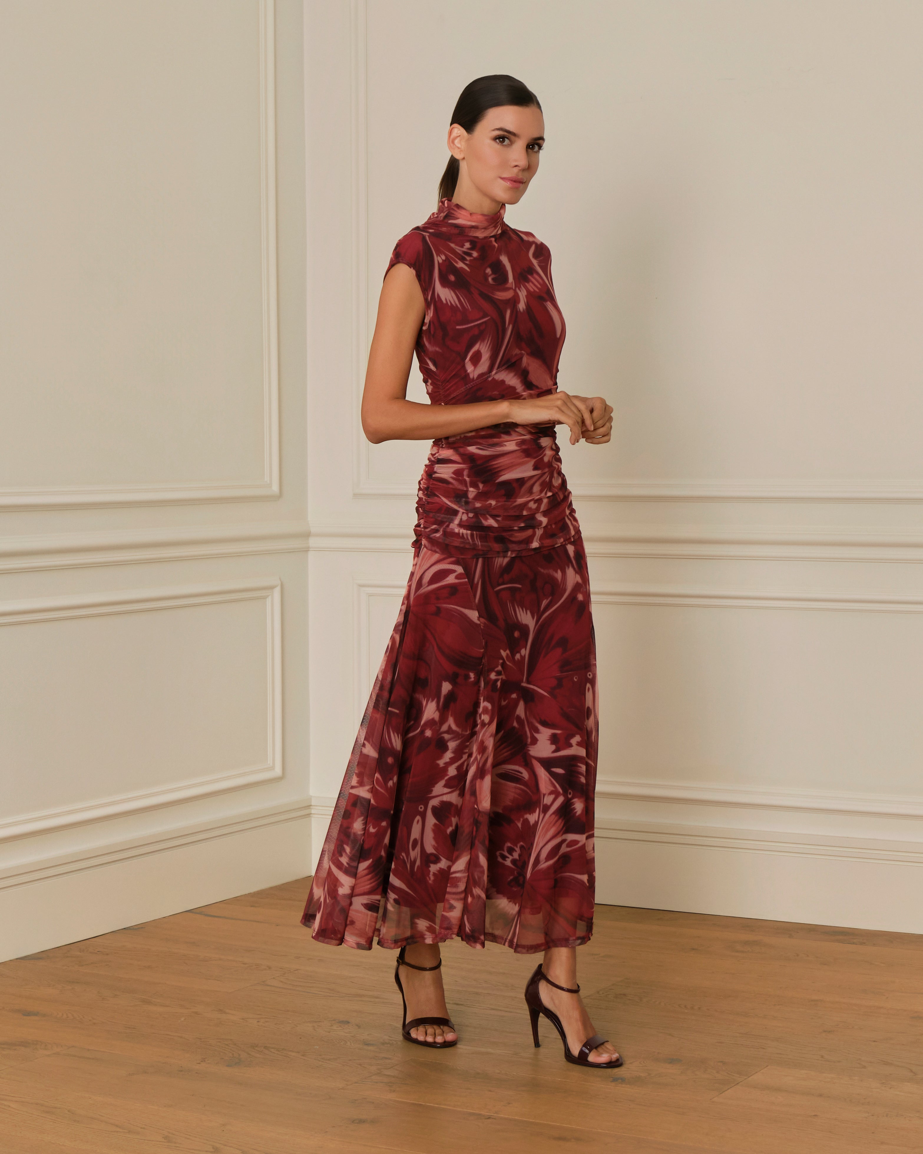 VESTIDO DRAPEADO DE TUL ESTAMPADO GRANATE