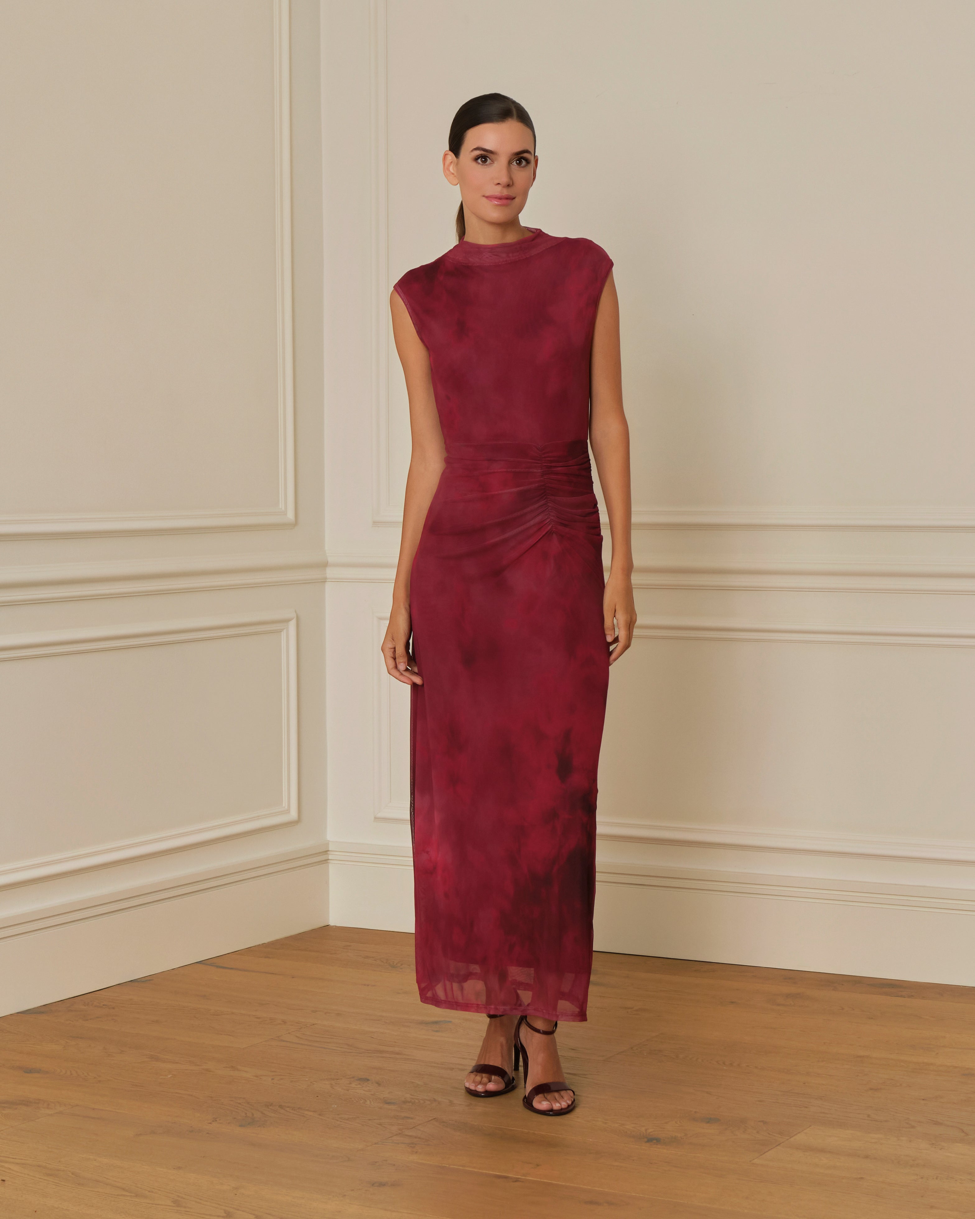 VESTIDO ENTALLADO CON DRAPEADO EN TUL FUCSIA