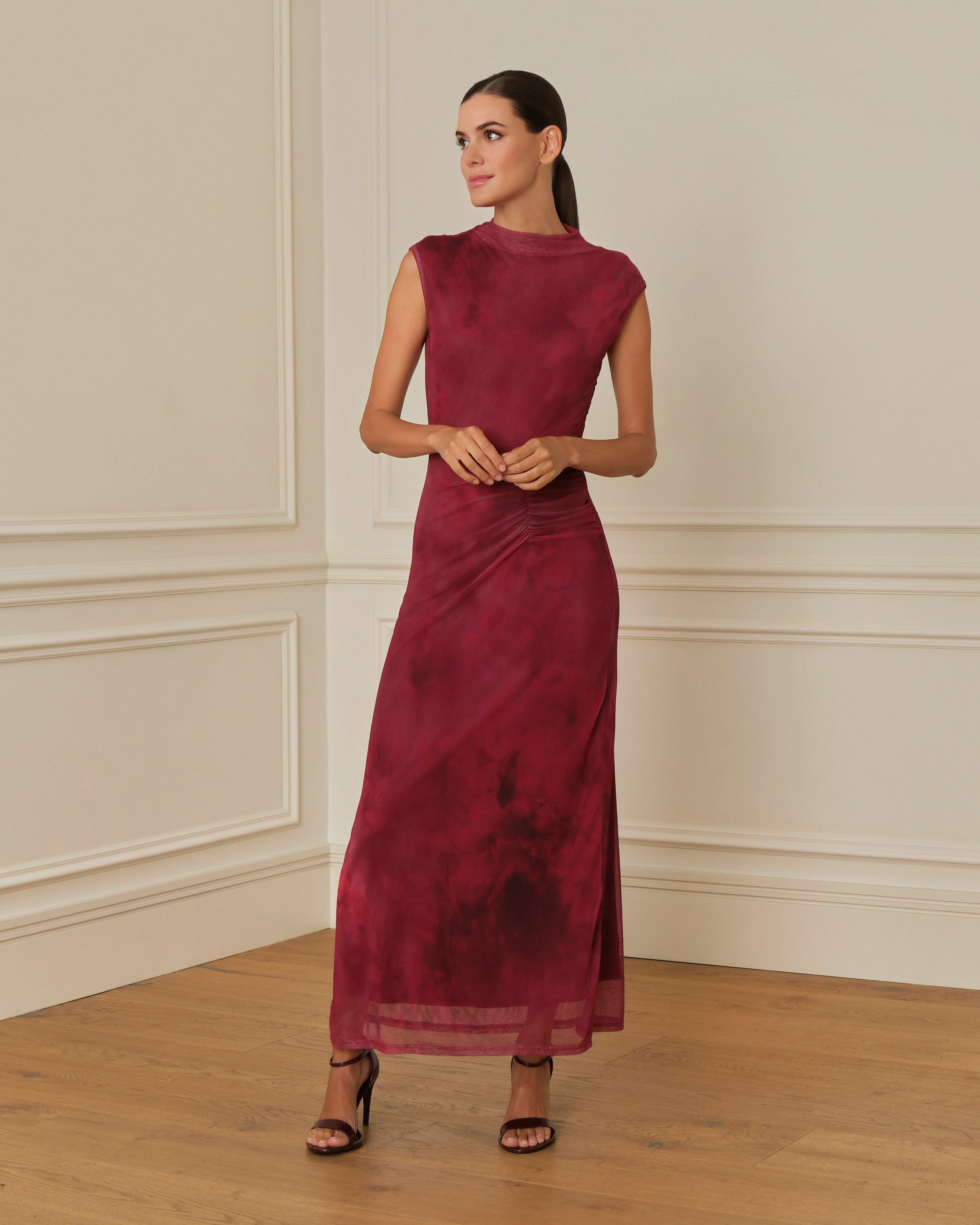 VESTIDO ENTALLADO CON DRAPEADO EN TUL FUCSIA
