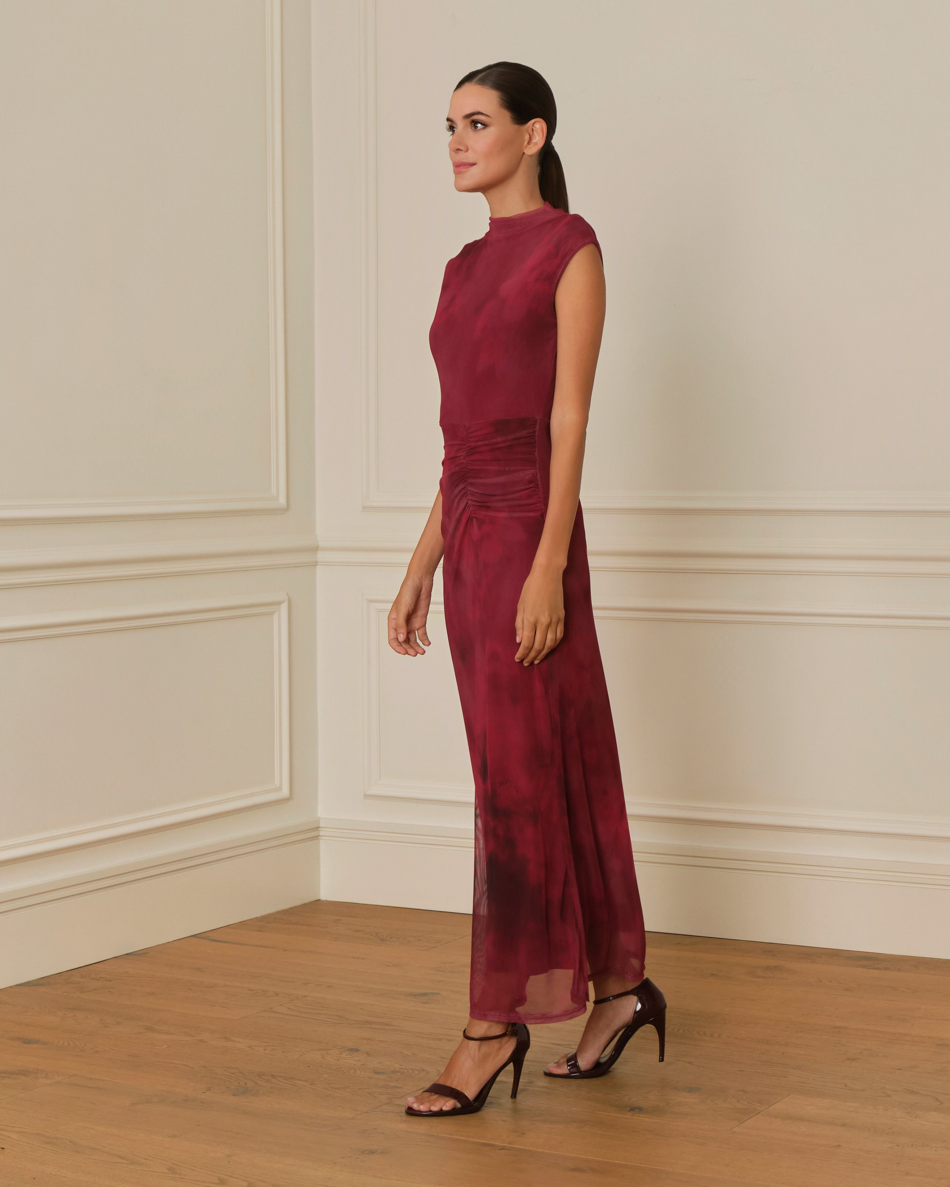 VESTIDO ENTALLADO CON DRAPEADO EN TUL FUCSIA