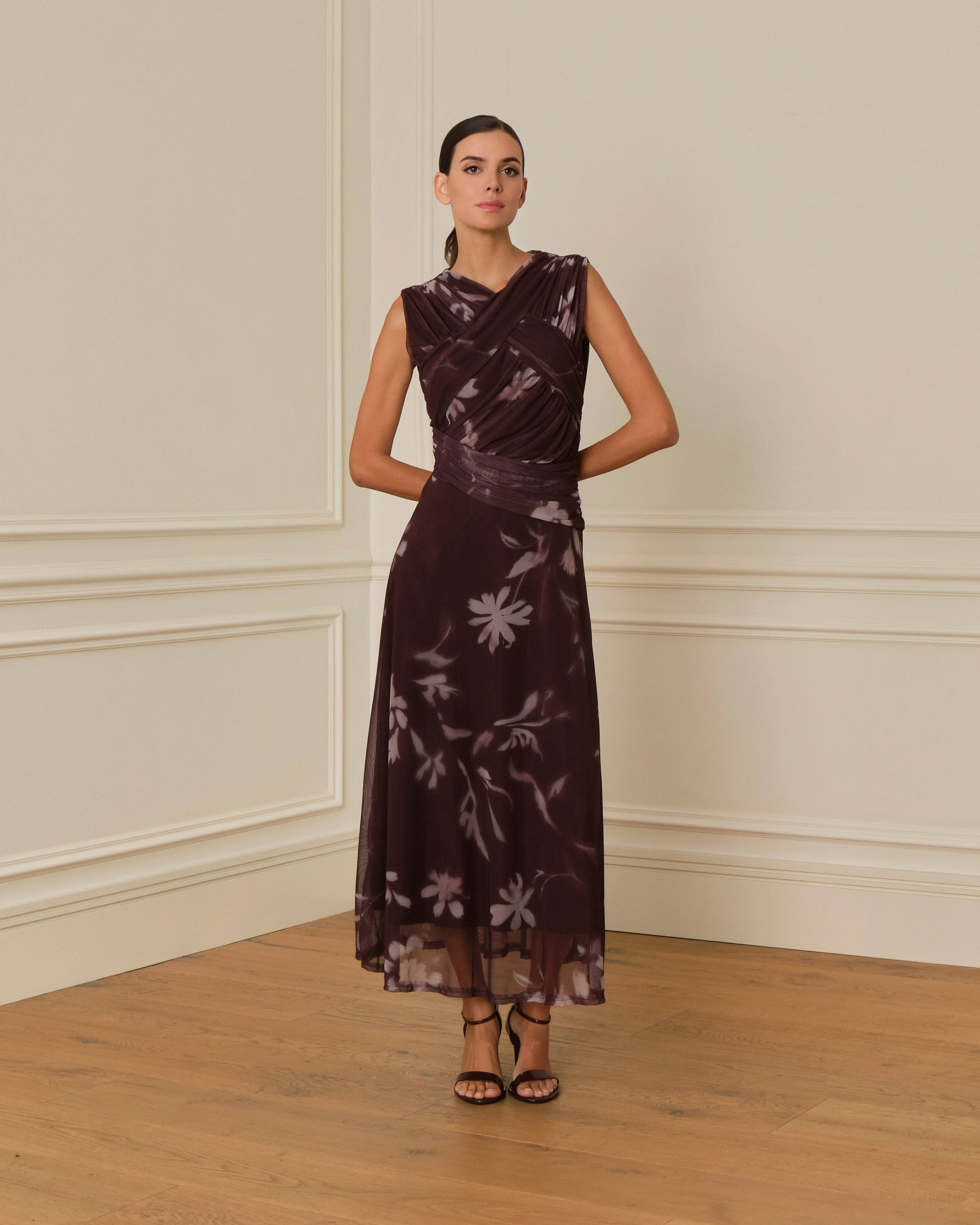 VESTIDO DRAPEADO DE TUL CON ESTAMPADO FLORAL BURDEOS