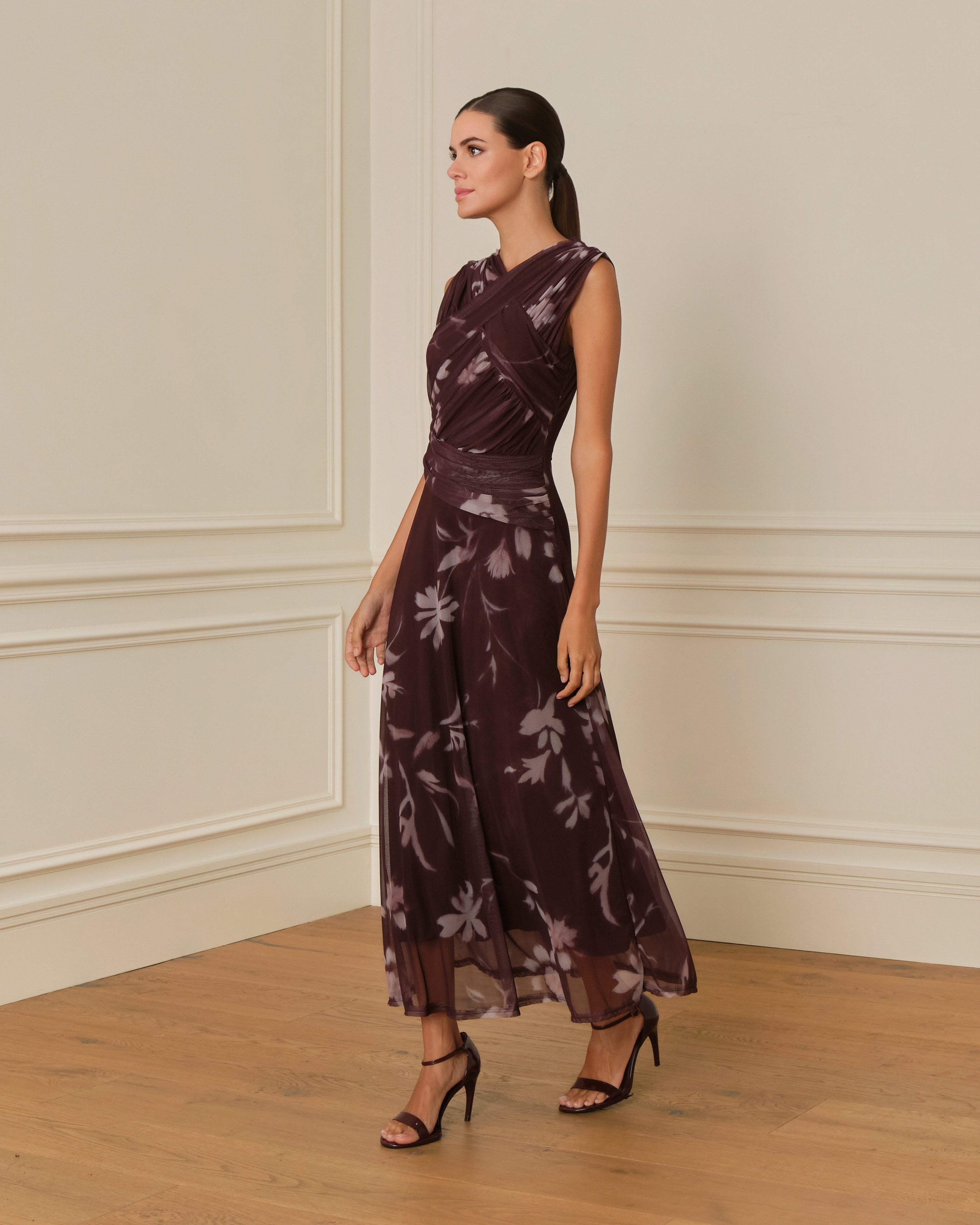 VESTIDO DRAPEADO DE TUL CON ESTAMPADO FLORAL BURDEOS