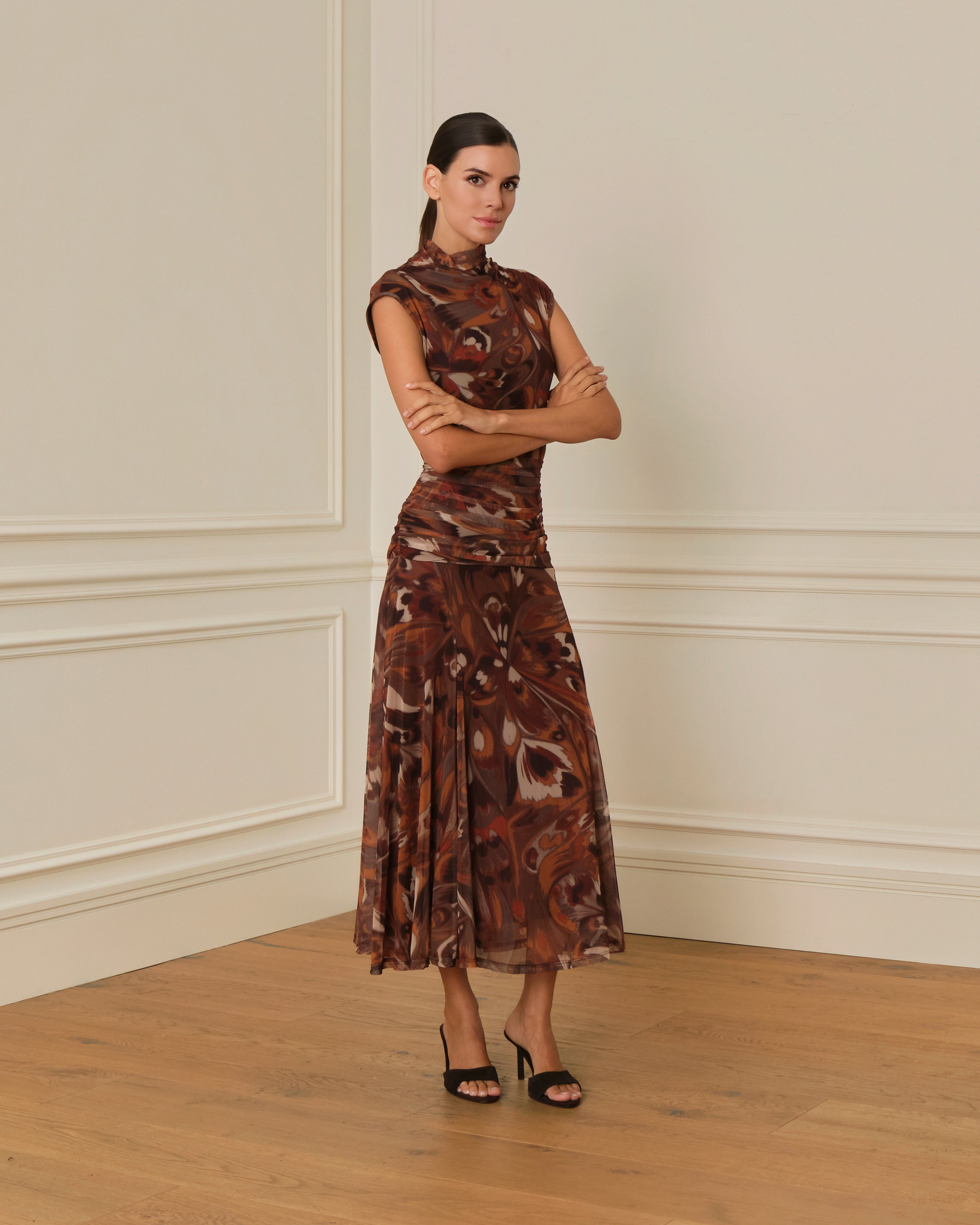 VESTIDO DRAPEADO DE TUL ESTAMPADO MARRÓN
