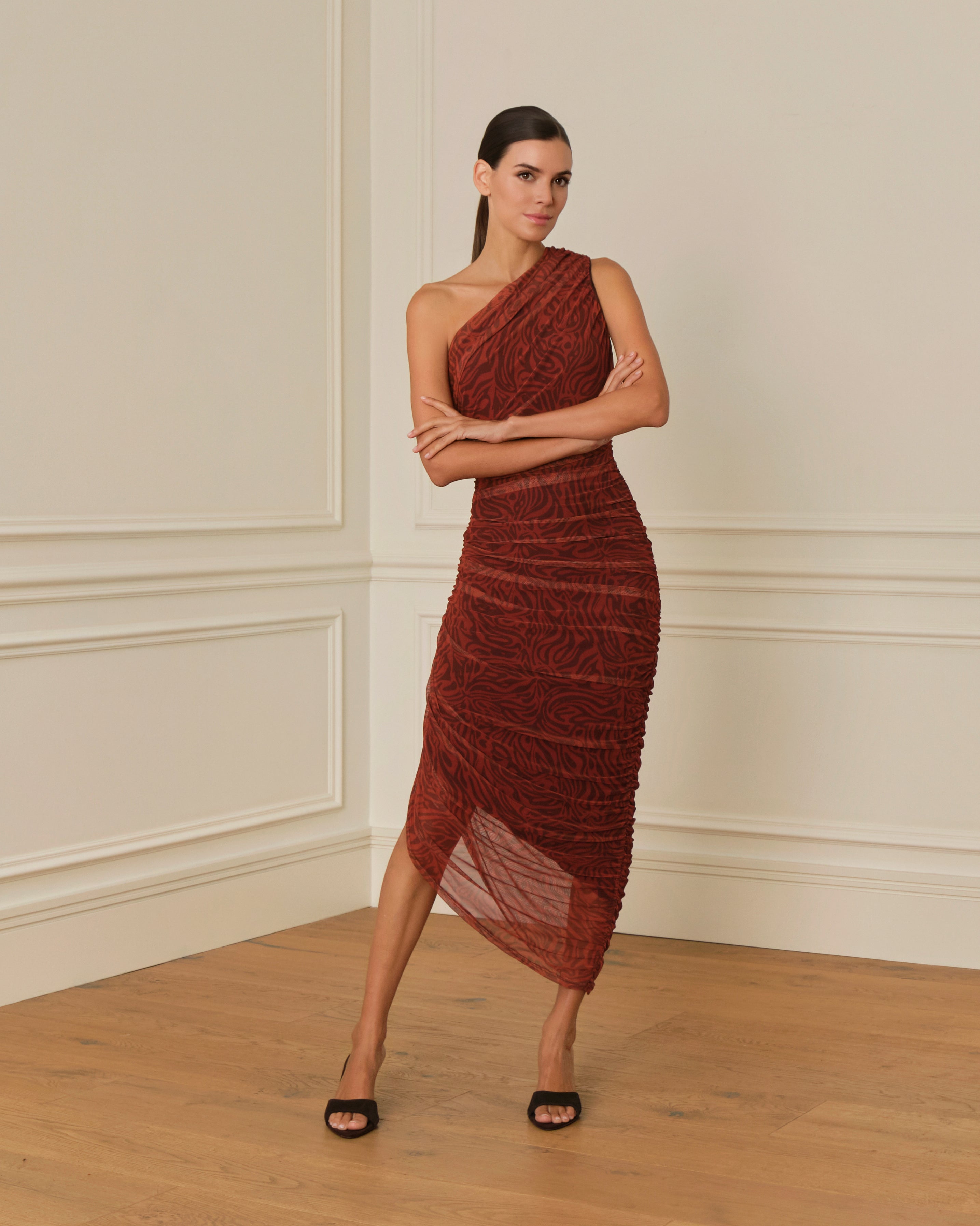 VESTIDO ASIMÉTRICO CON DRAPEADO EN TUL TEJA