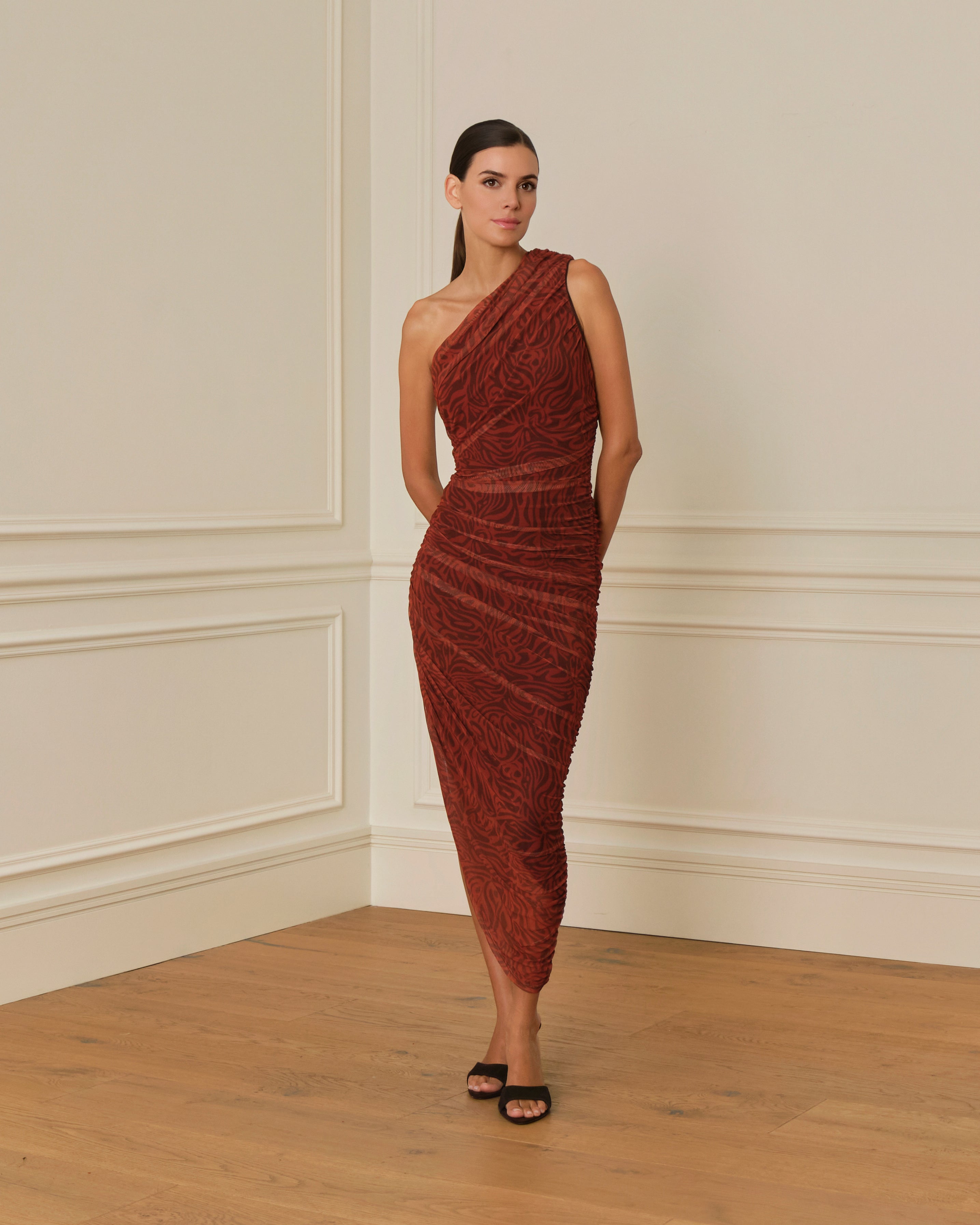 VESTIDO ASIMÉTRICO CON DRAPEADO EN TUL TEJA