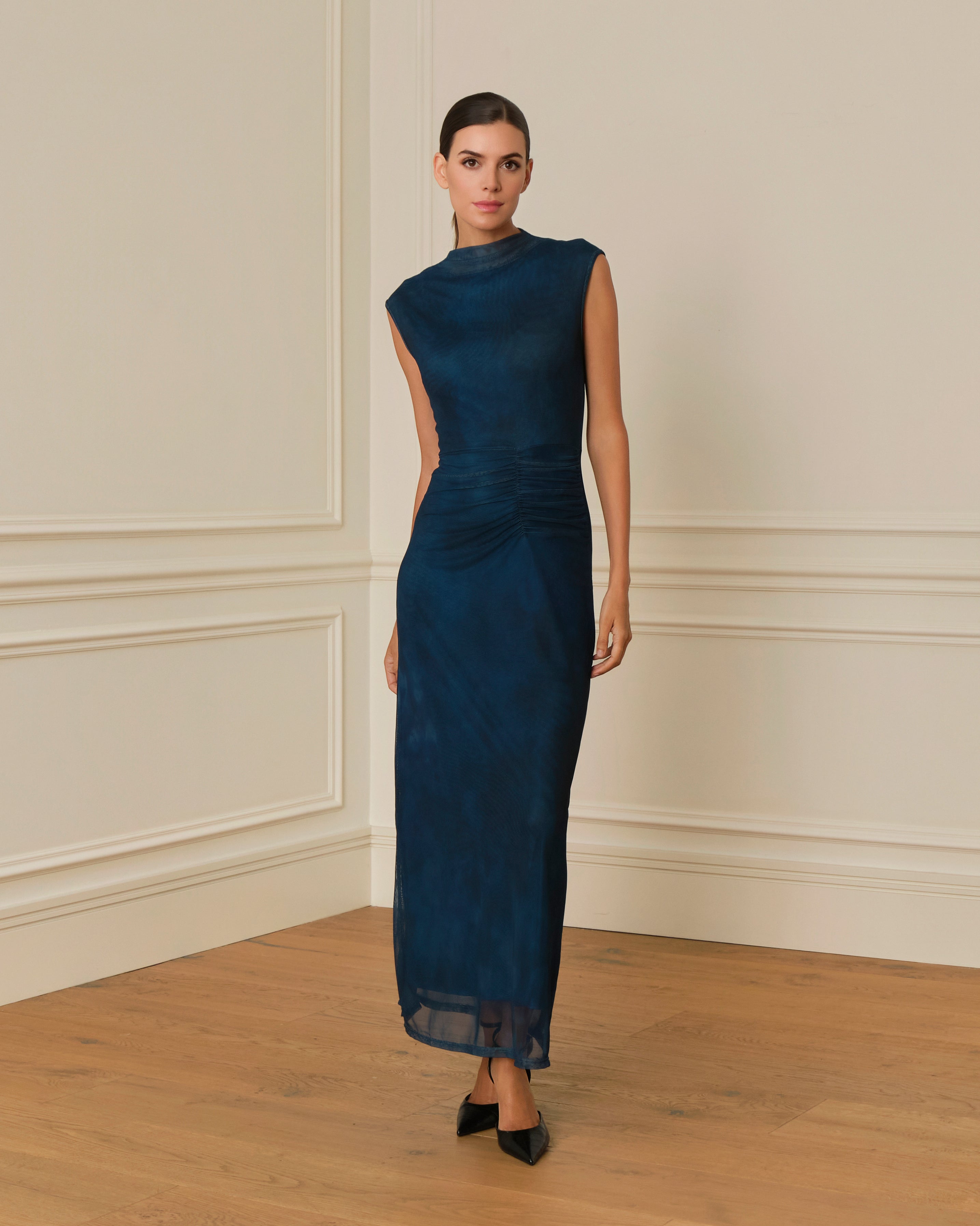 VESTIDO ENTALLADO CON DRAPEADO EN TUL AZUL MARINO