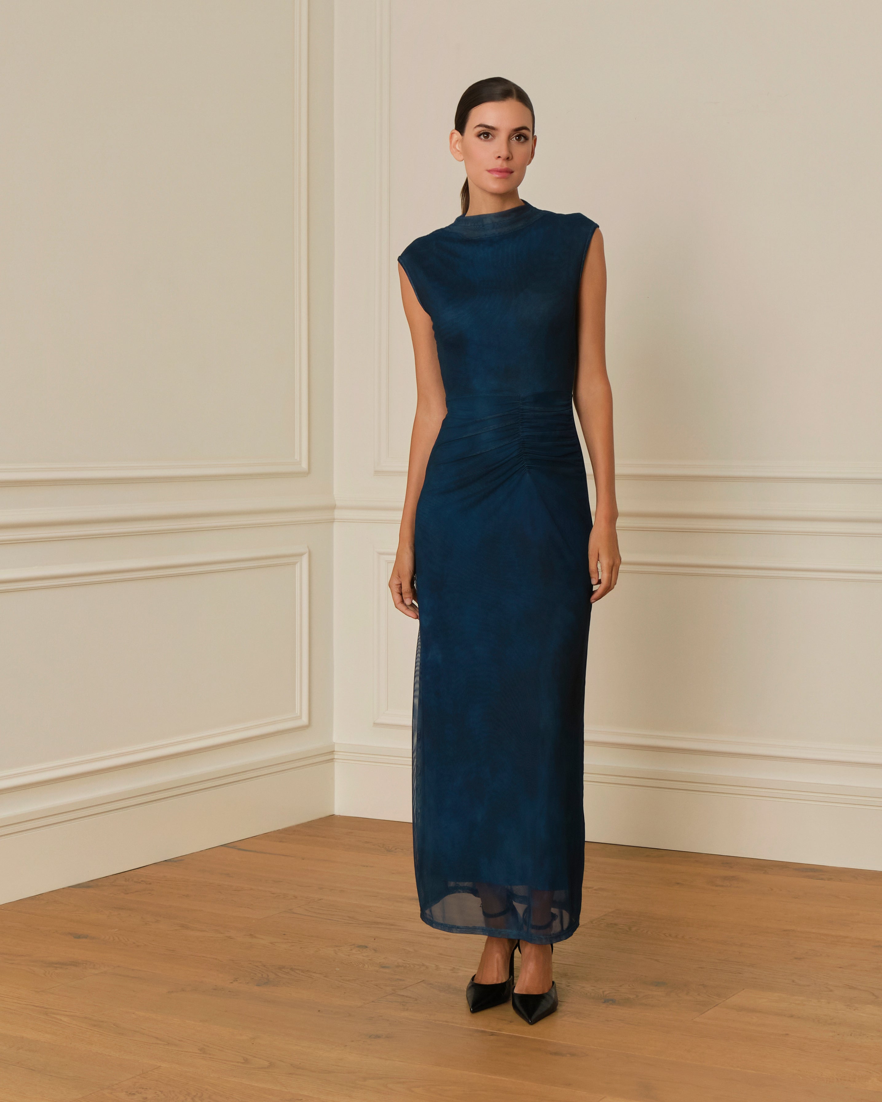 VESTIDO ENTALLADO CON DRAPEADO EN TUL AZUL MARINO