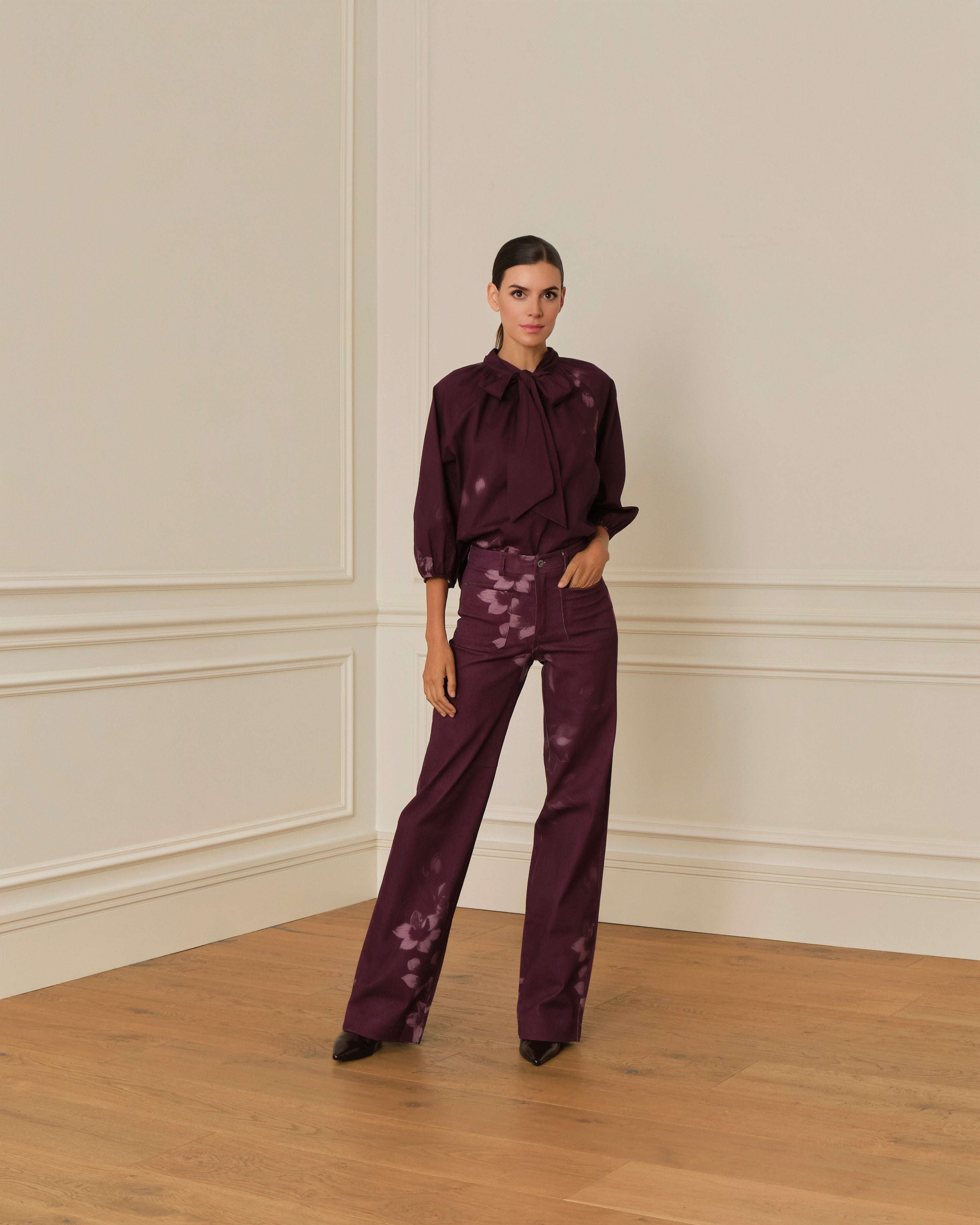 PANTALÓN FLAIRE CON ESTAMPADO FLORAL MORADO