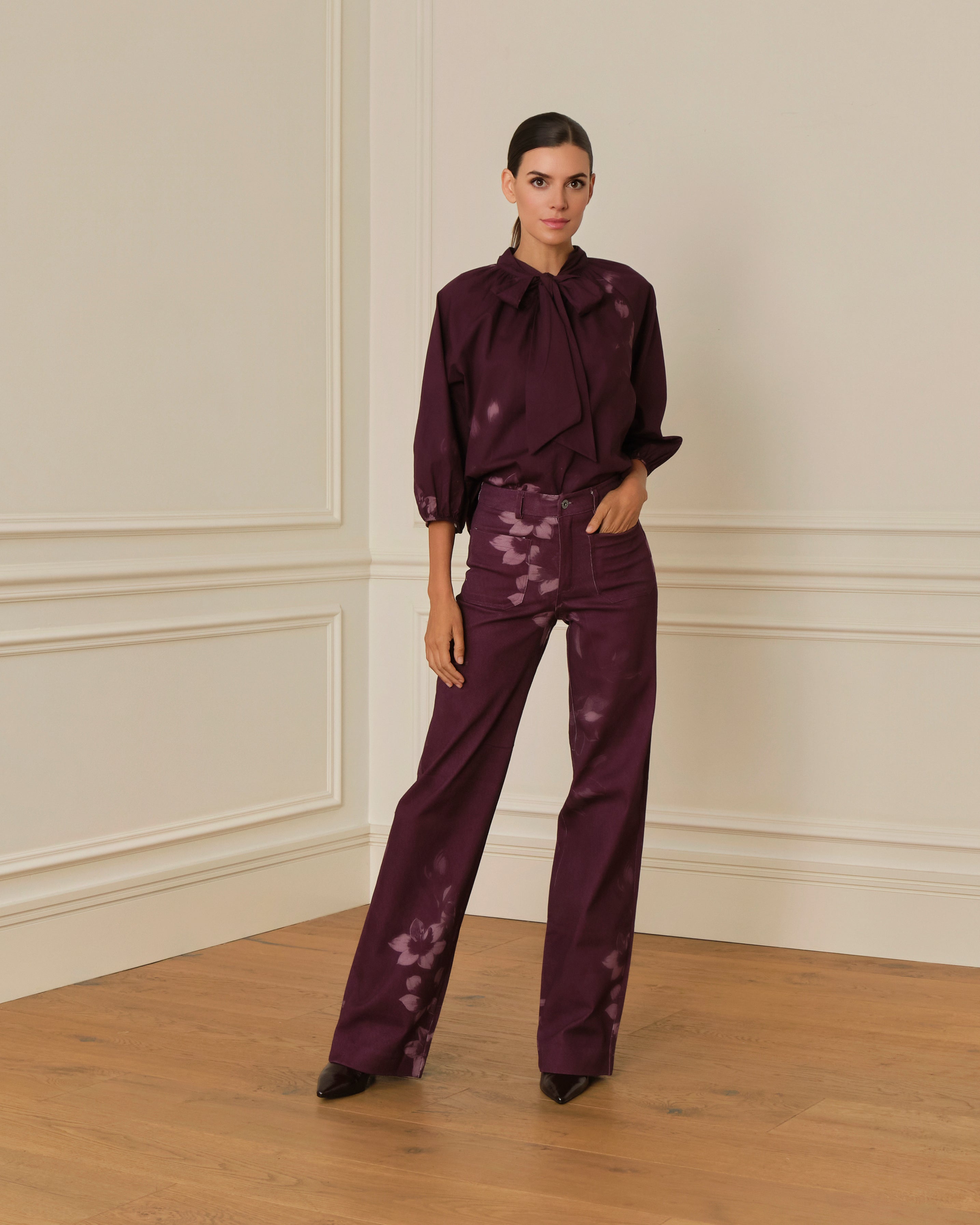 PANTALÓN FLARE CON ESTAMPADO FLORAL MORADO