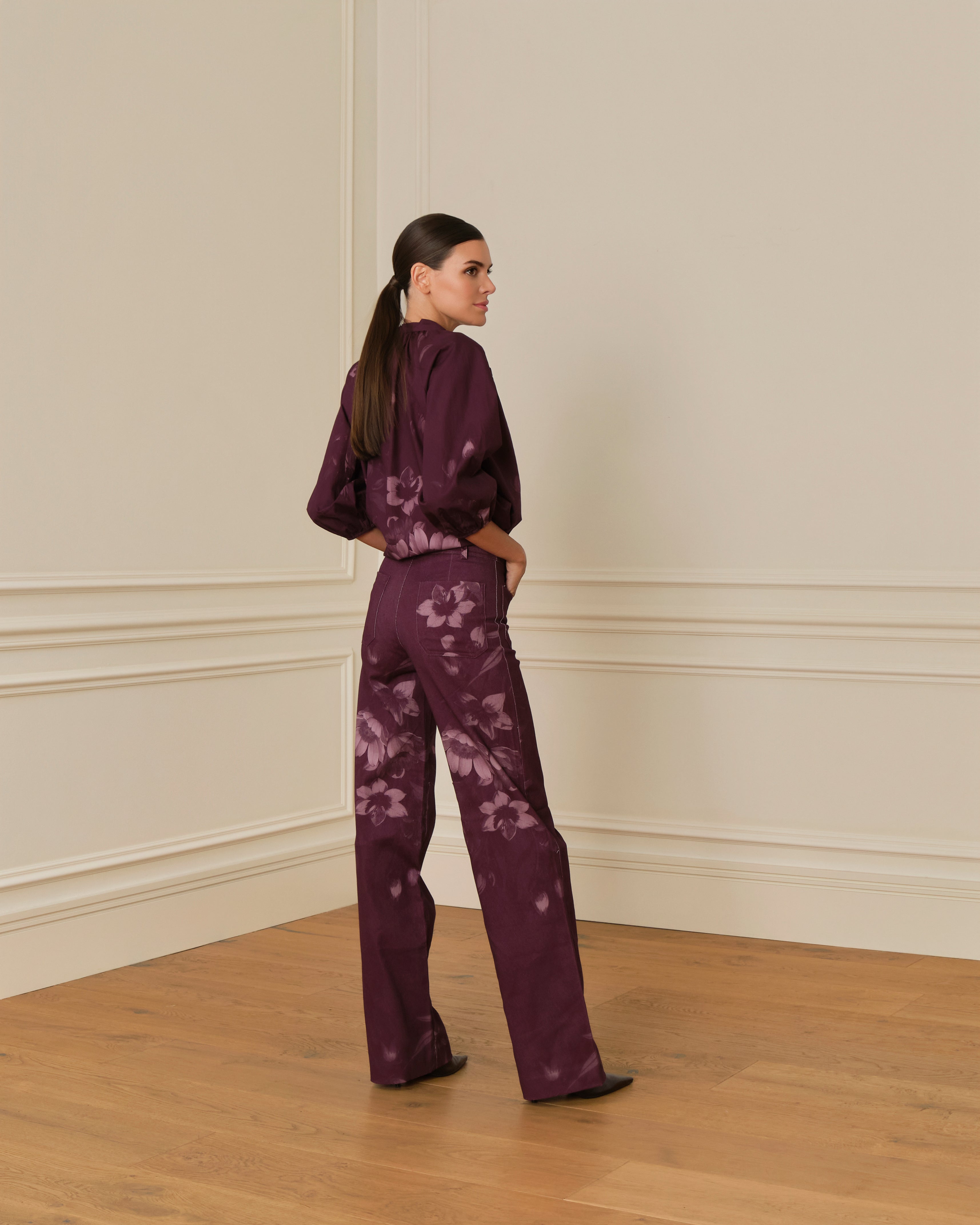 PANTALÓN FLAIRE CON ESTAMPADO FLORAL MORADO