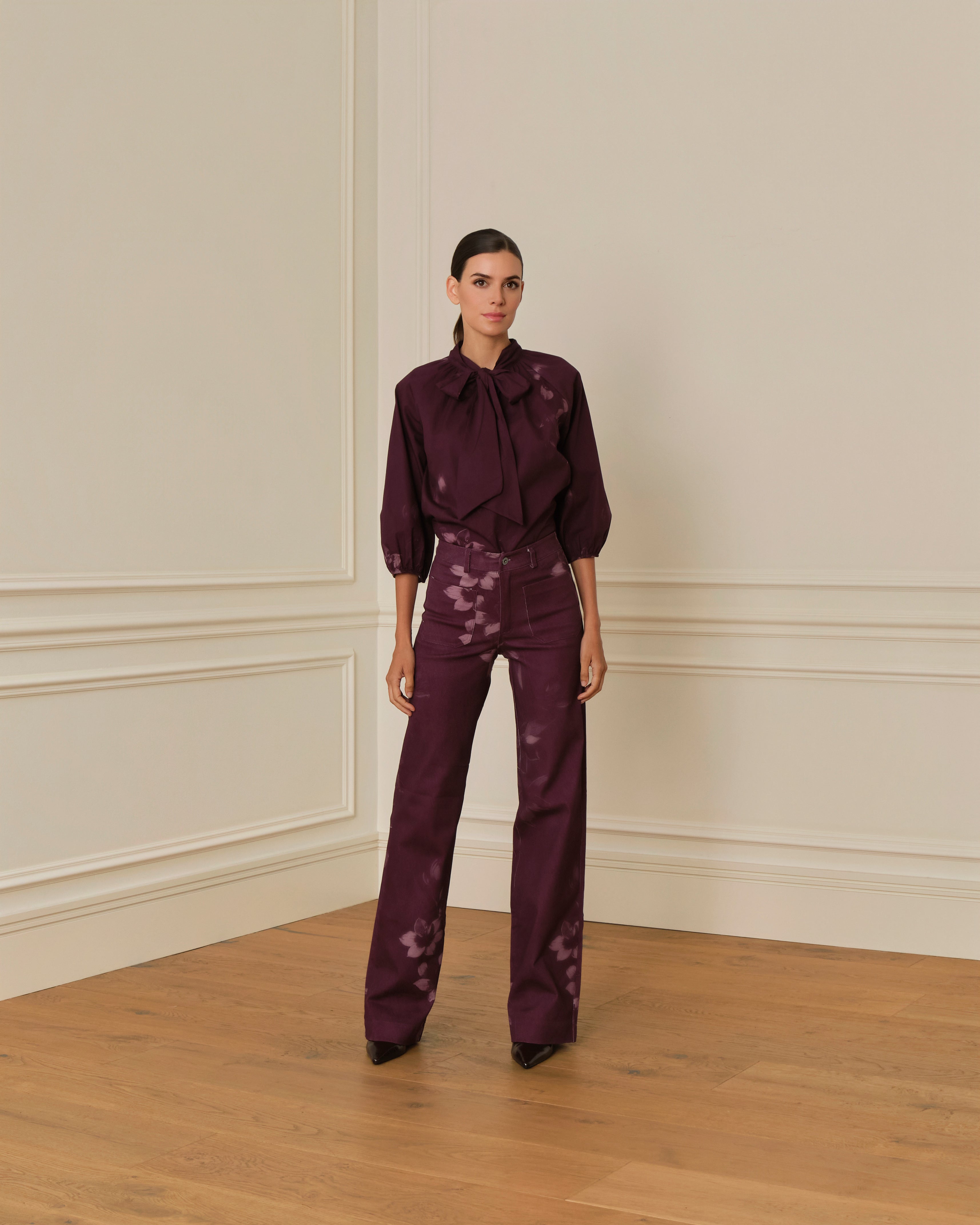 PANTALÓN FLAIRE CON ESTAMPADO FLORAL MORADO