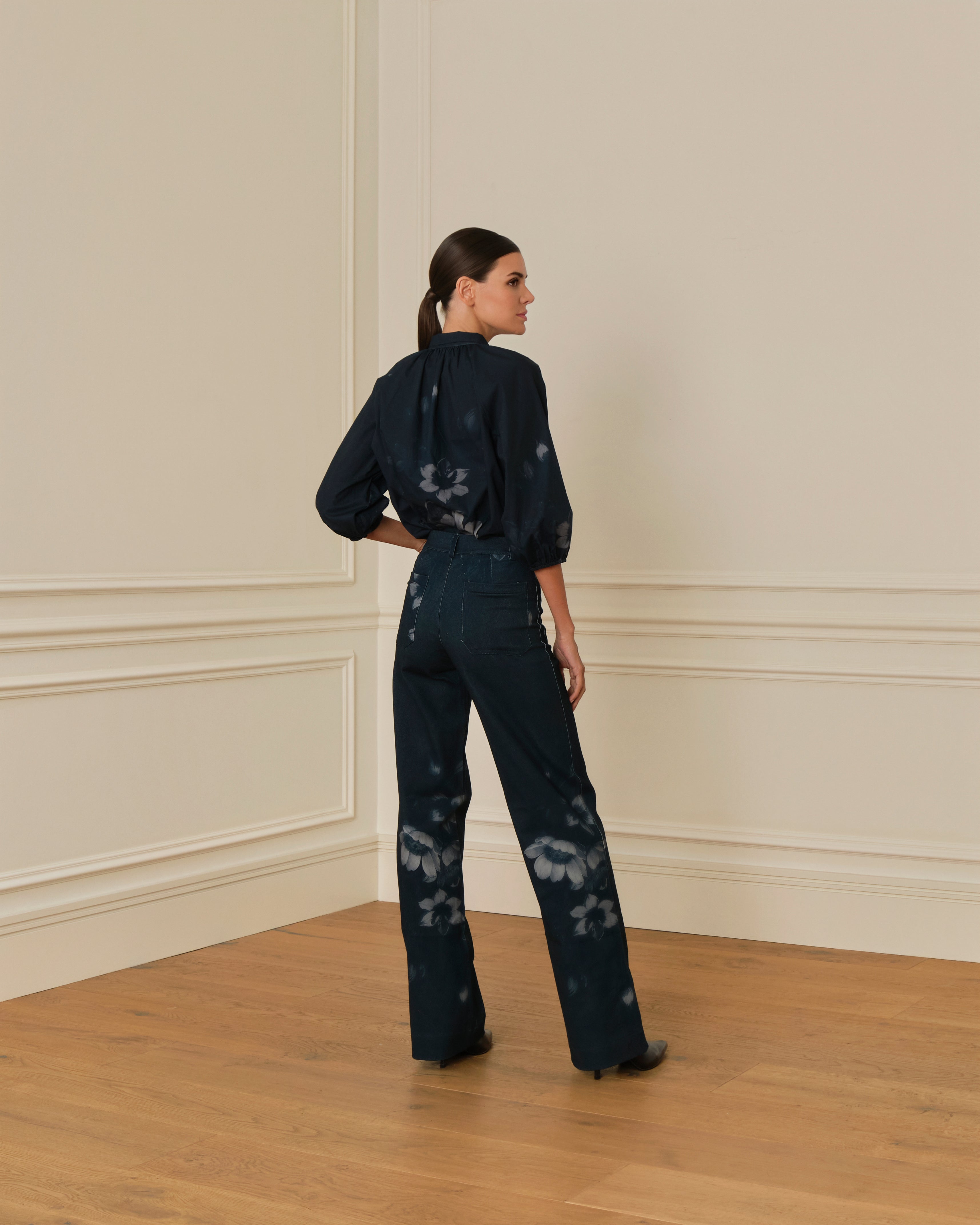 PANTALÓN FLAIRE CON ESTAMPADO FLORAL AZUL MARINO