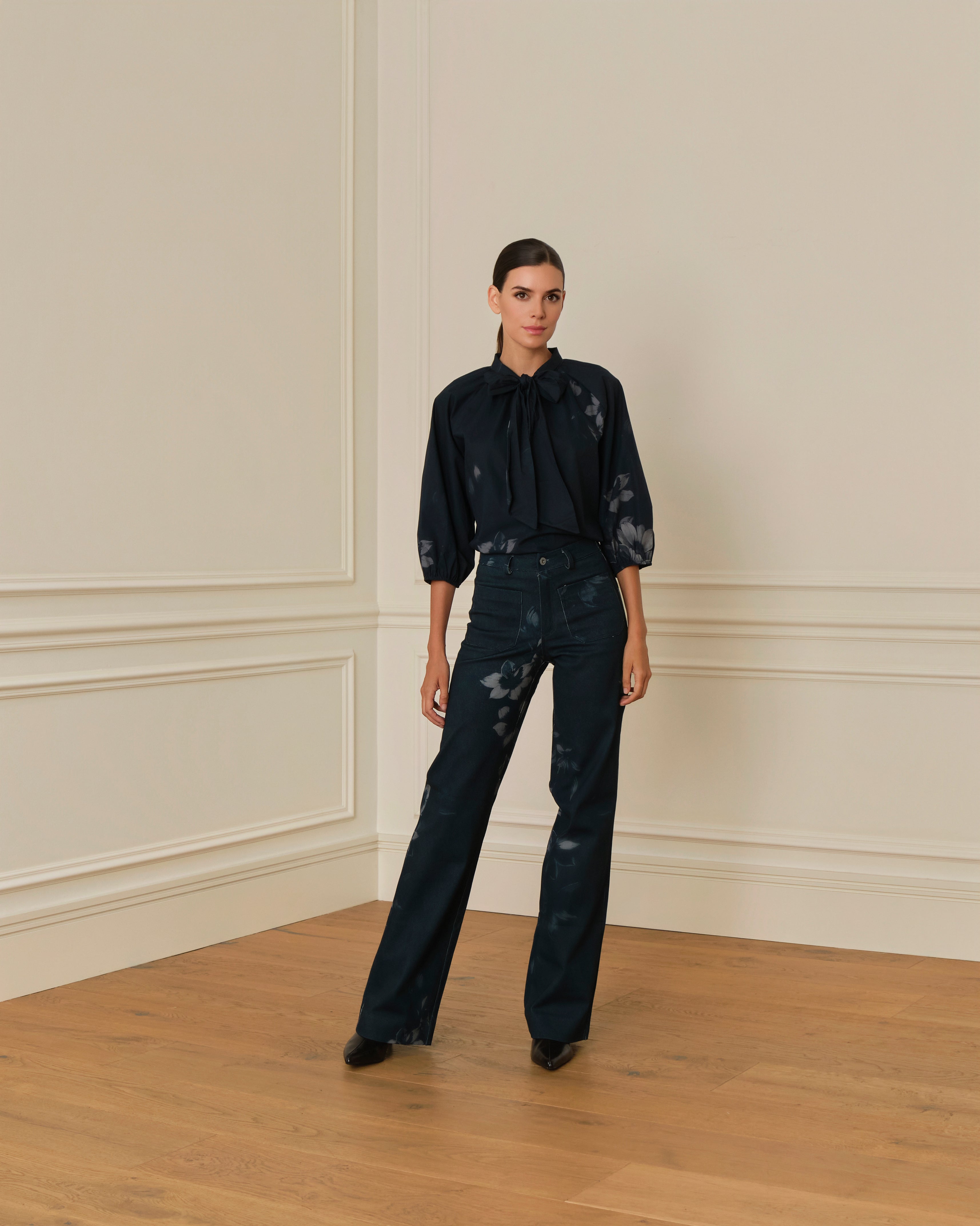 PANTALÓN FLAIRE CON ESTAMPADO FLORAL AZUL MARINO