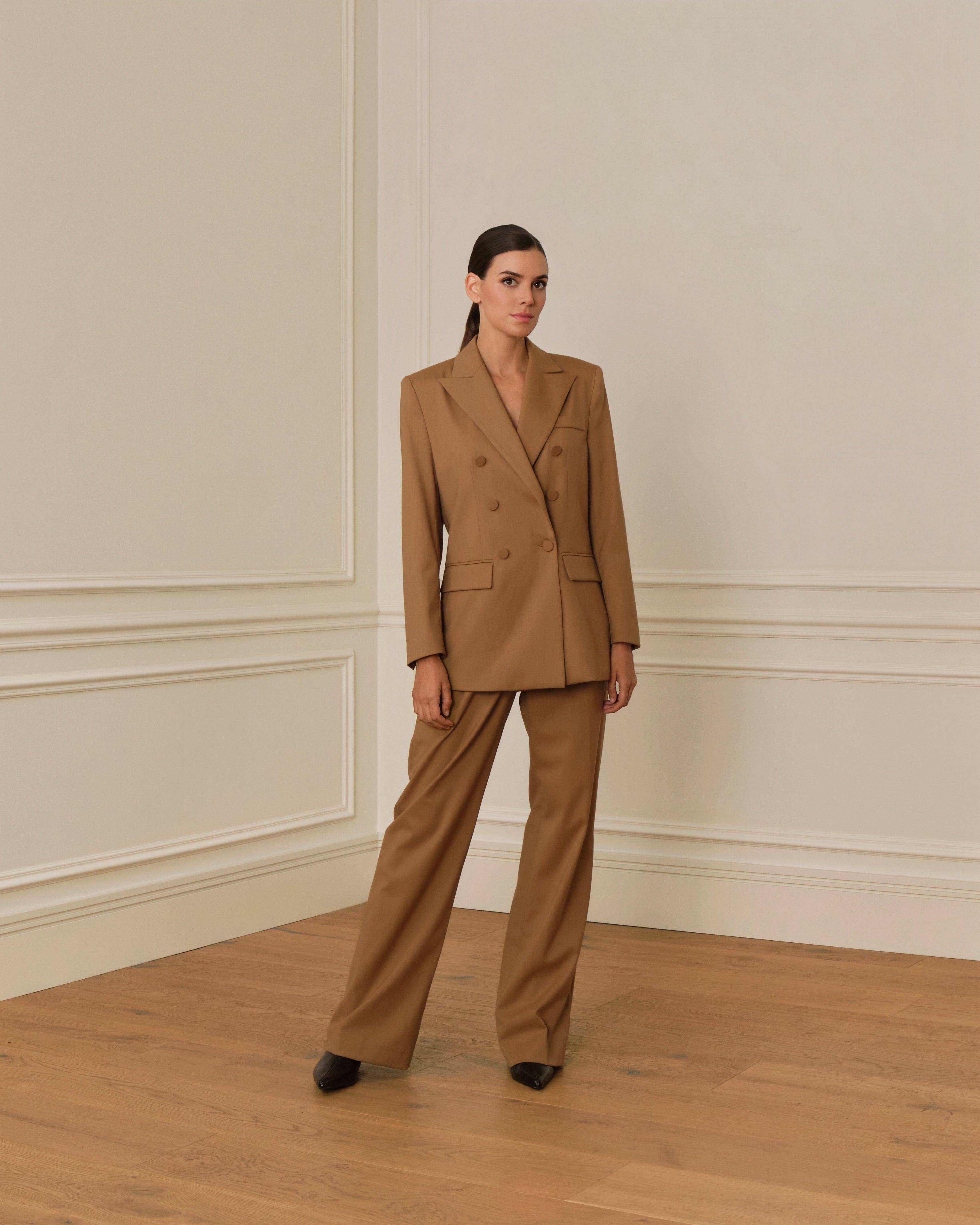 PRE-ORDER BLAZER CRUZADA CON BOLSILLOS DE TAPA CAMEL