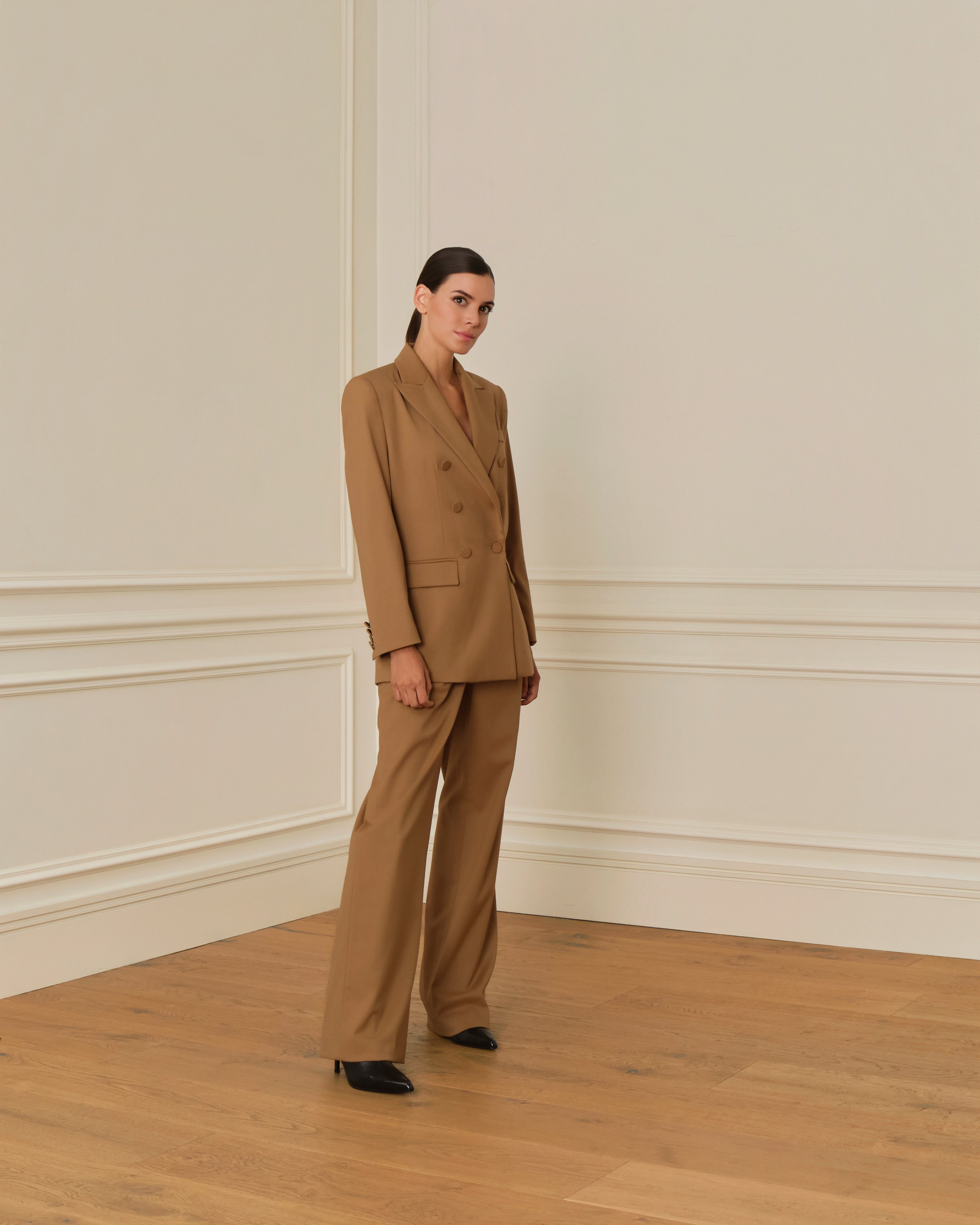 PRE-ORDER BLAZER CRUZADA CON BOLSILLOS DE TAPA CAMEL