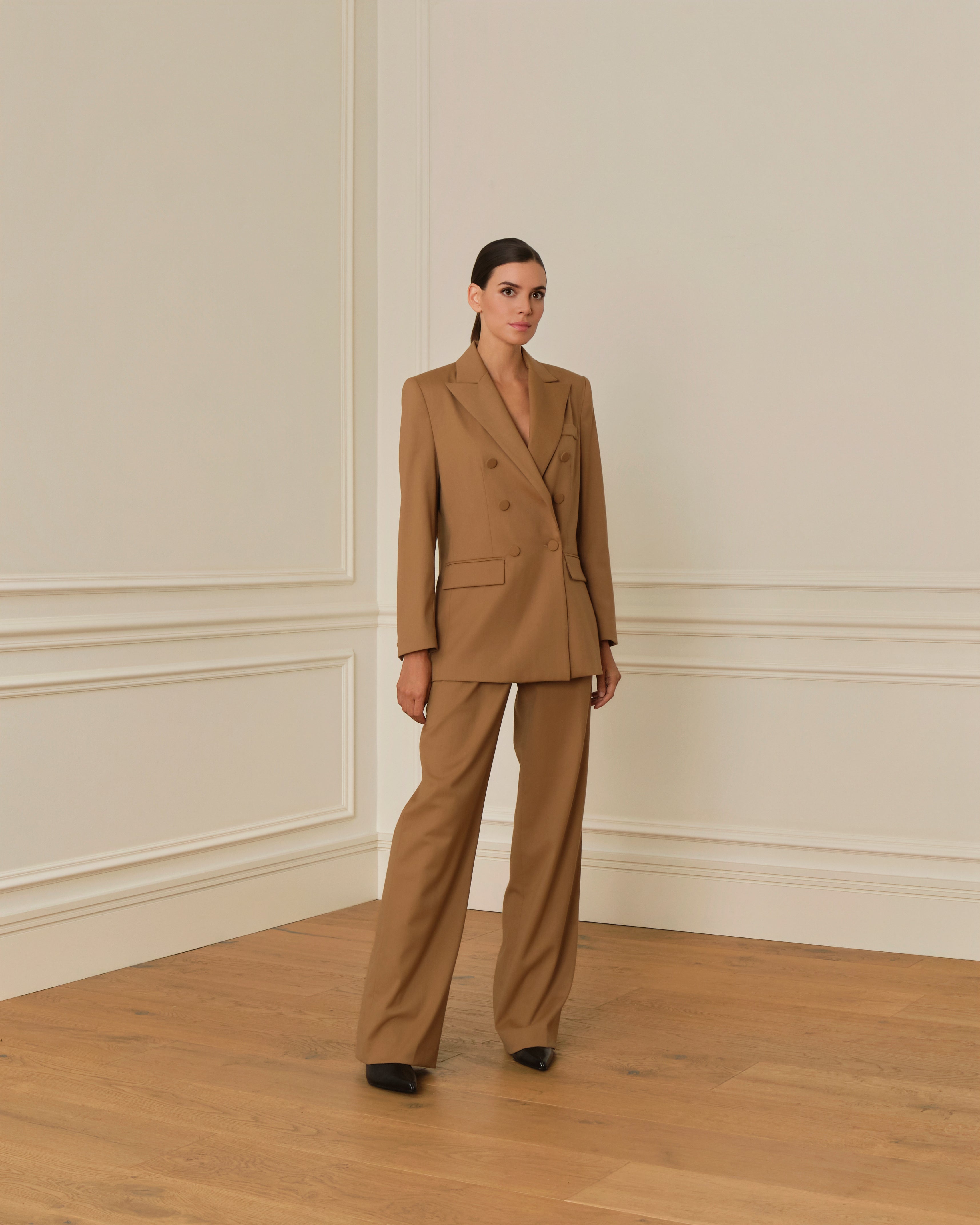 PRE-ORDER BLAZER CRUZADA CON BOLSILLOS DE TAPA CAMEL