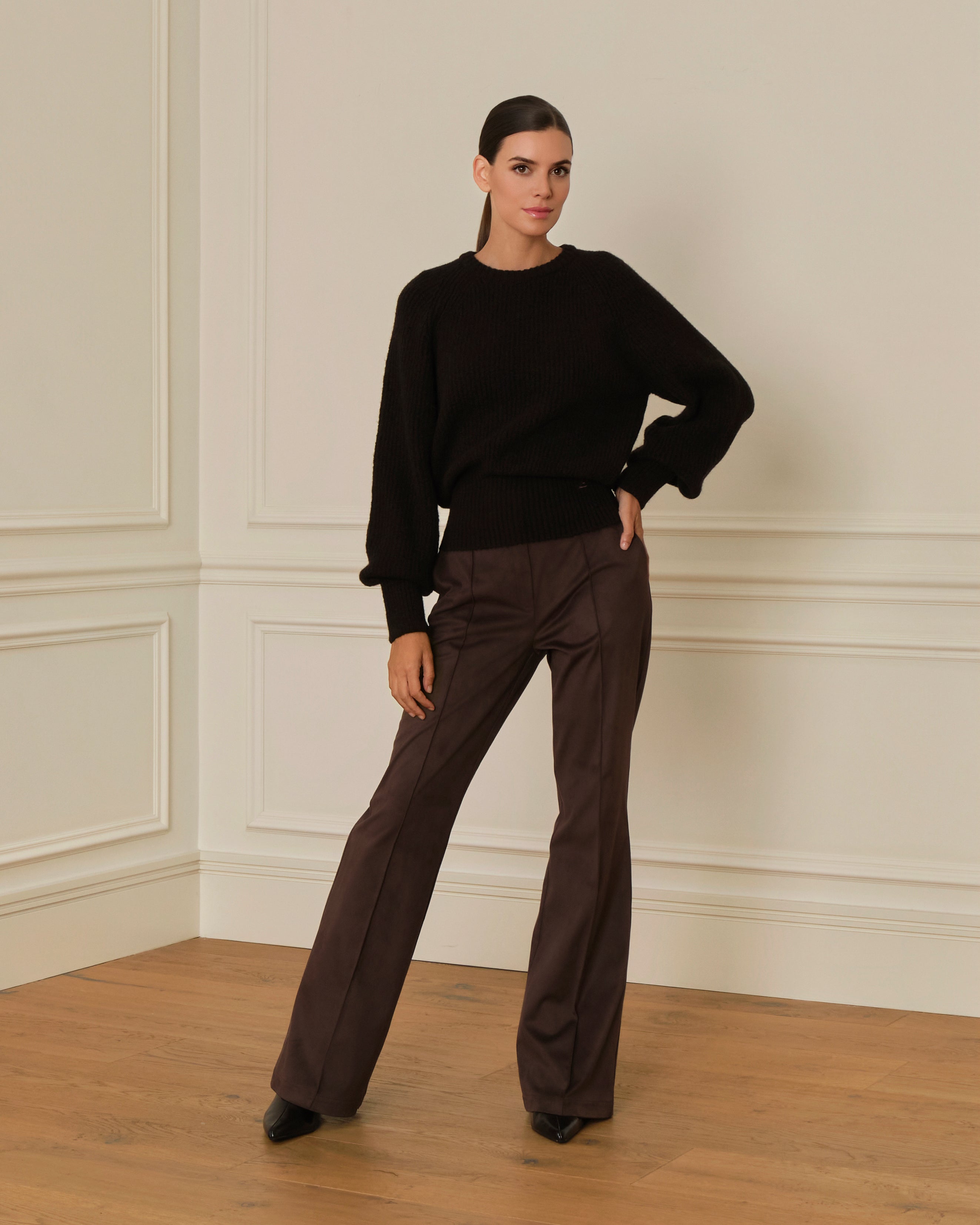 SUÉTER DE PUNTO CANALÉ CON MANGA ABULLONADA MARRÓN