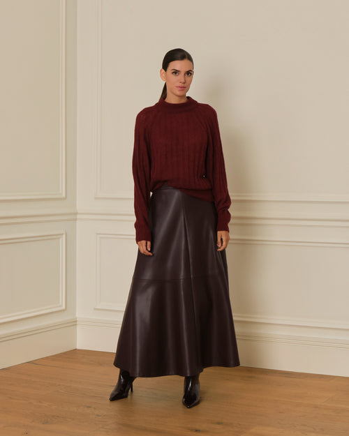 SUÉTER DE PUNTO CANALÉ CON CUELLO REDONDO BURDEOS