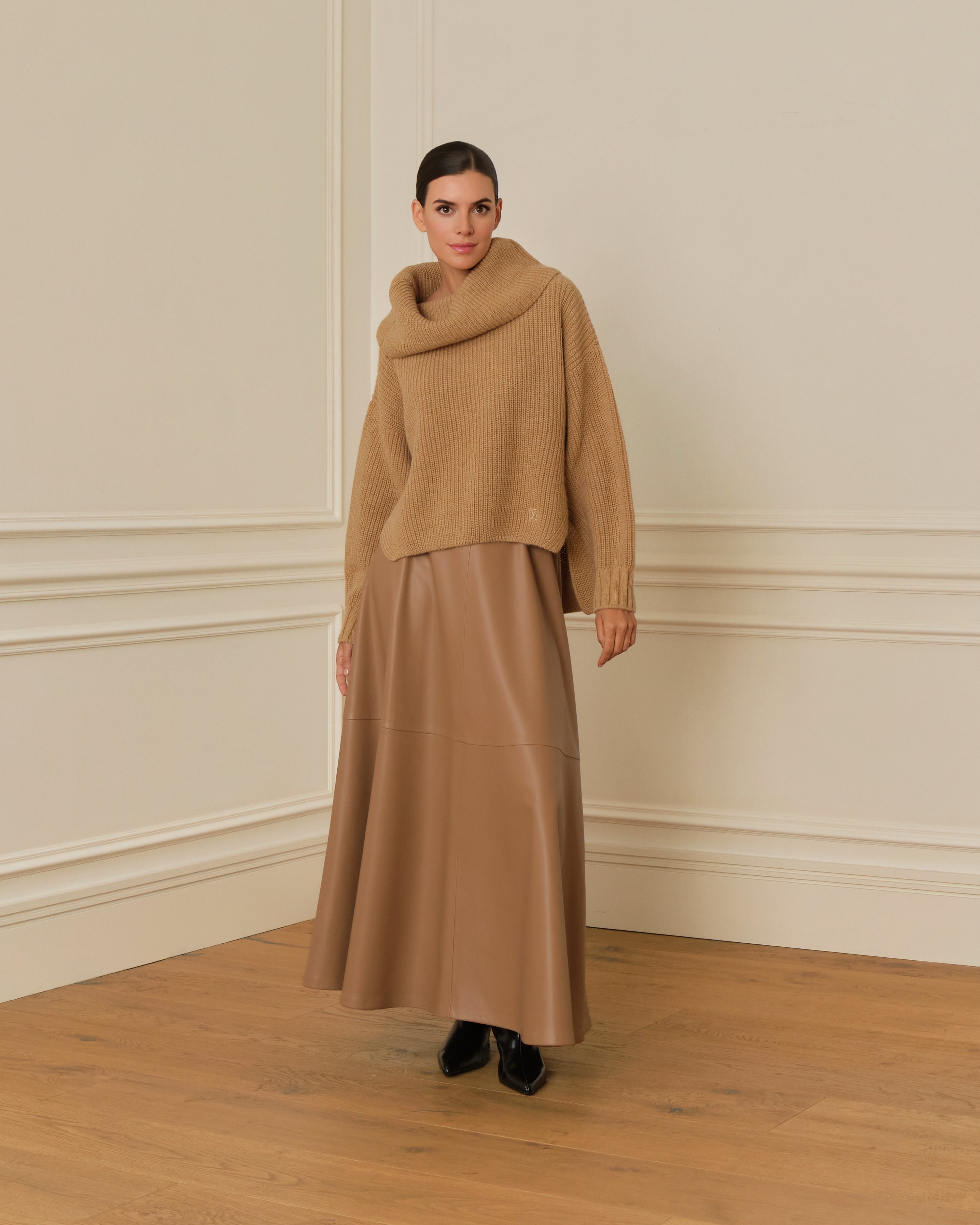 PRE-ORDER SUÉTER DE PUNTO CON CUELLO VUELTO CAMEL