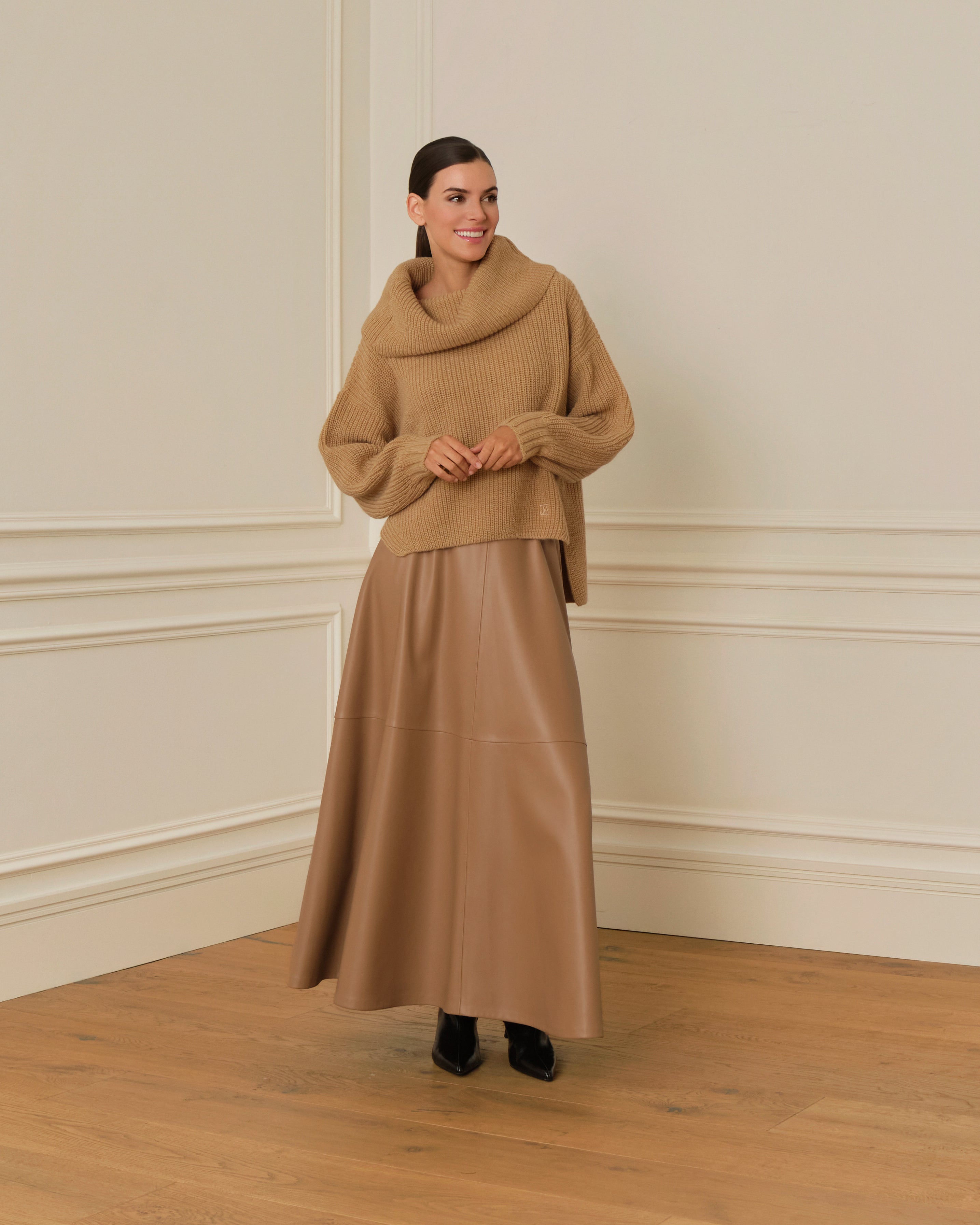 PRE-ORDER SUÉTER DE PUNTO CON CUELLO VUELTO CAMEL