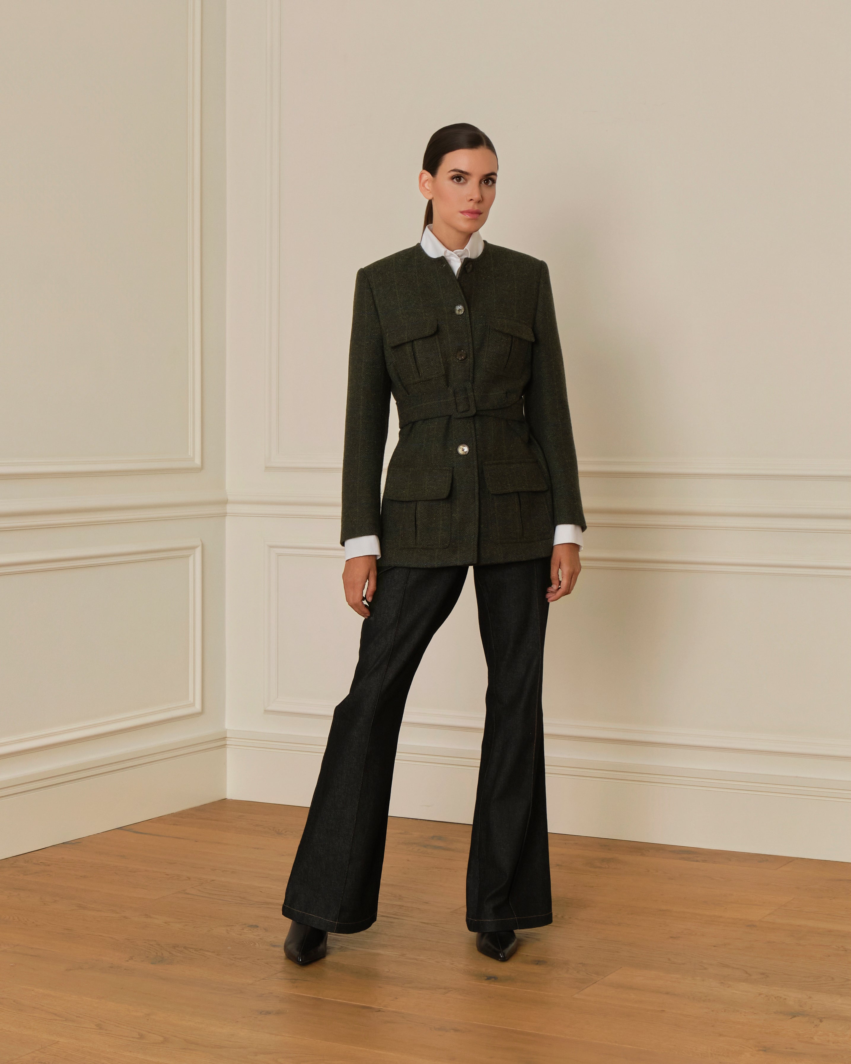 BLAZER DE LANA CON CINTURON Y BOLSILLOS CON TAPA