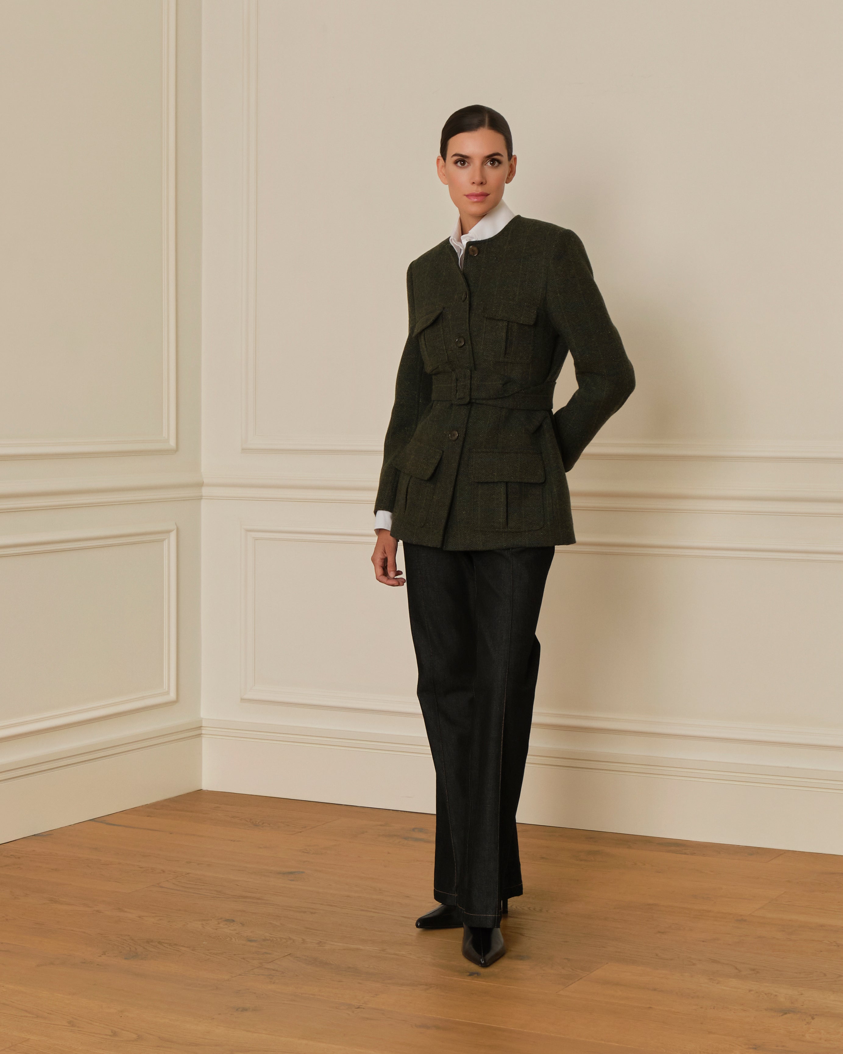 BLAZER DE LANA CON CINTURON Y BOLSILLOS CON TAPA