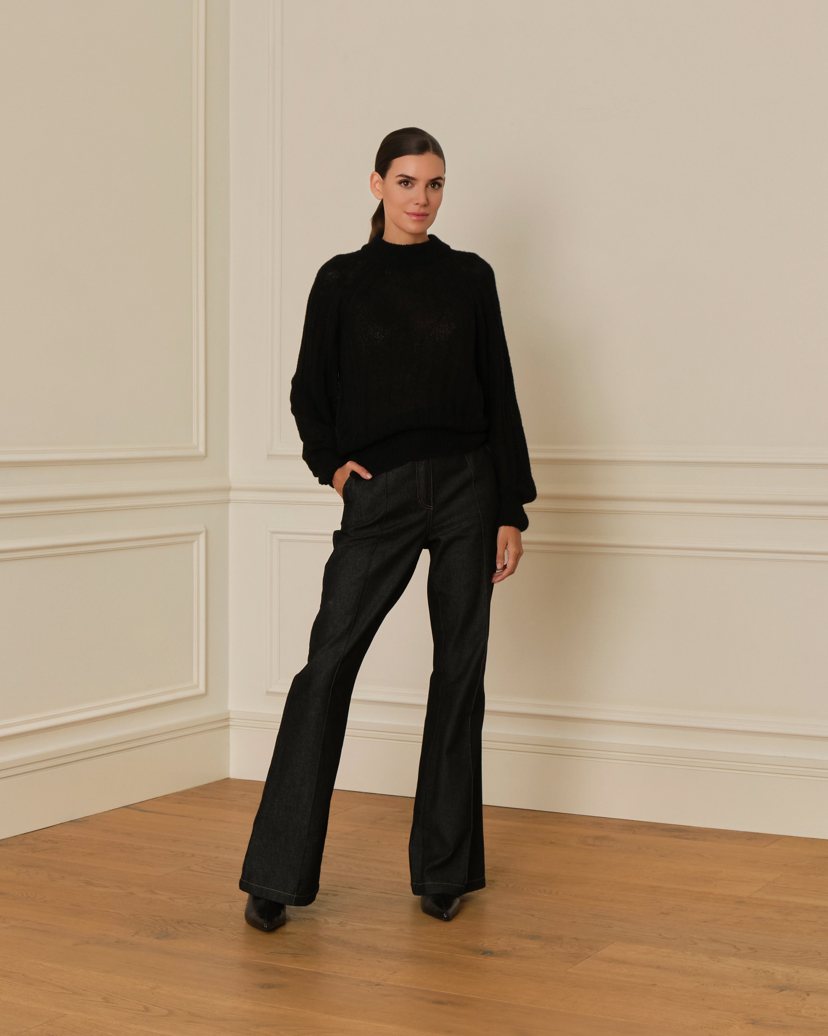 SUÉTER DE PUNTO CANALÉ CON CUELLO REDONDO NEGRO