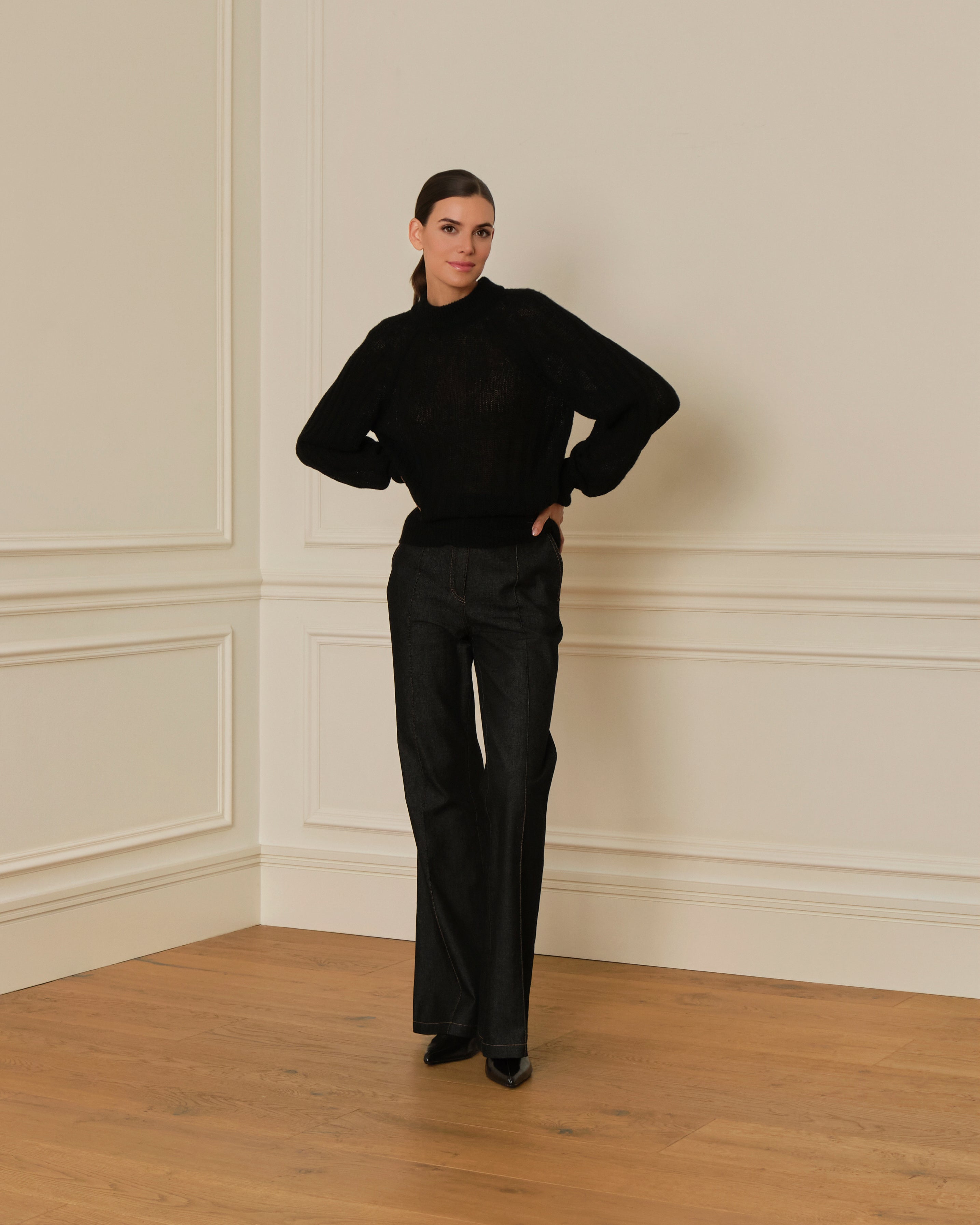SUÉTER DE PUNTO CANALÉ CON CUELLO REDONDO NEGRO