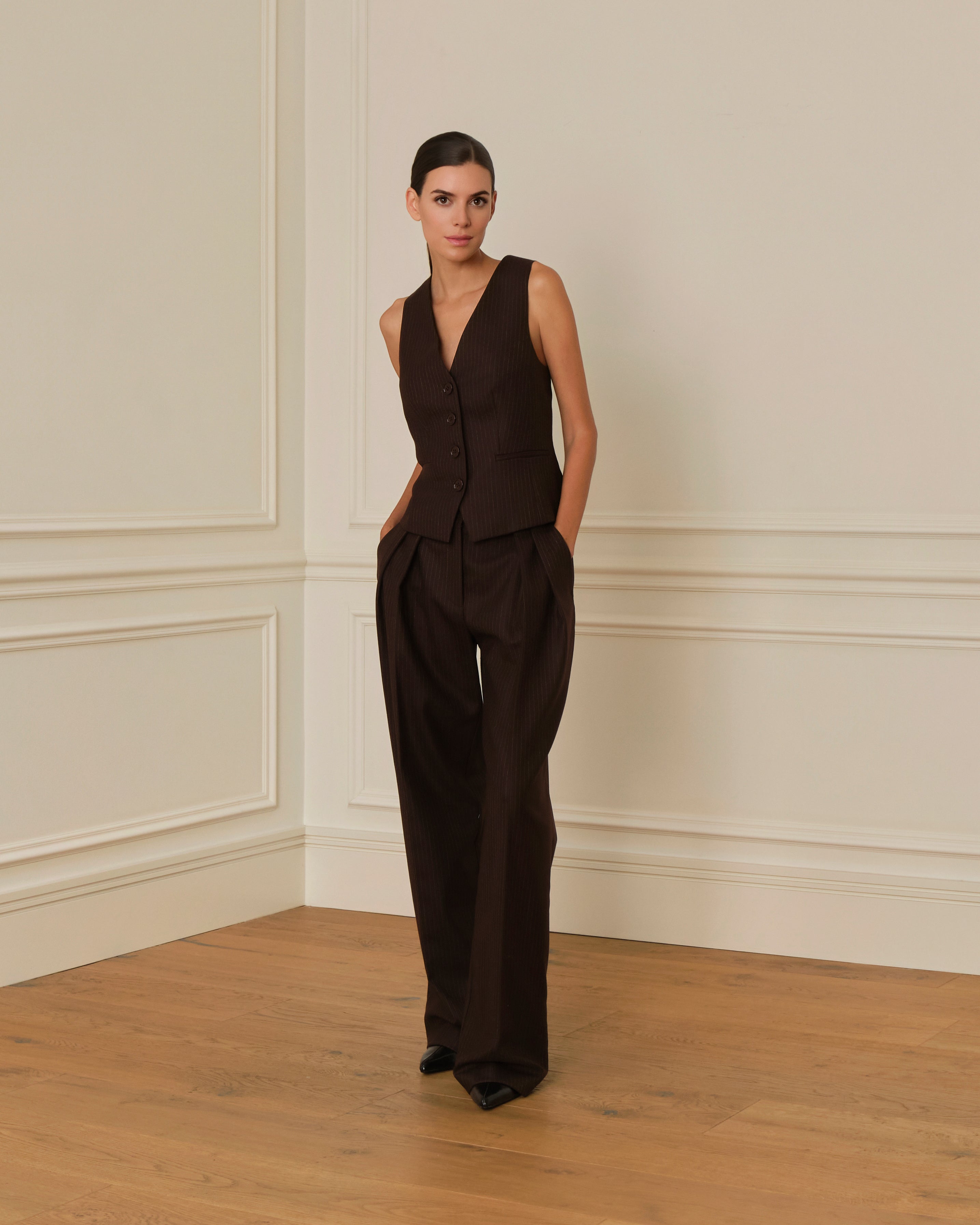 CHALECO SASTRE RAYA DIPLOMÁTICA MARRÓN