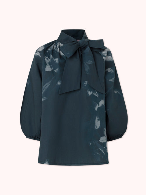 BLUSA MANGA ABULLONADA CON LAZO EN CUELLO EN AZUL MARINO