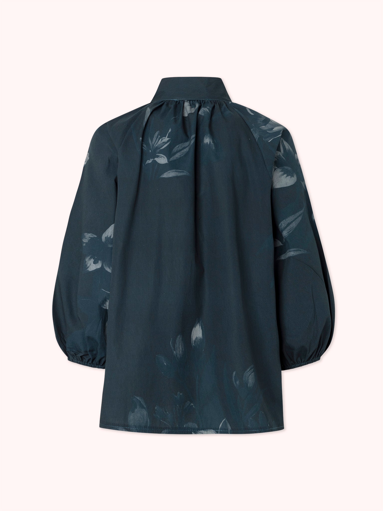BLUSA MANGA ABULLONADA CON LAZO EN CUELLO EN AZUL MARINO