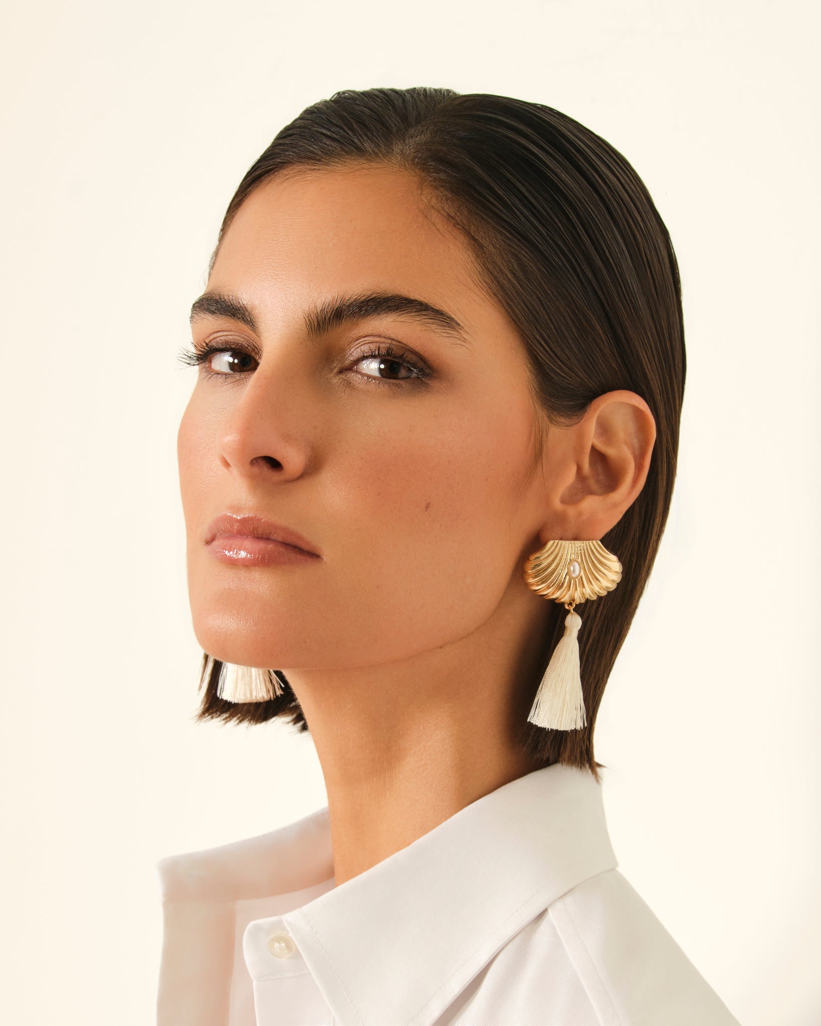 PENDIENTES CONCHA CON FLECOS DORADO