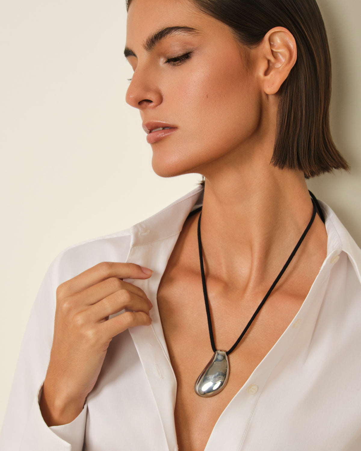 COLLAR OVALADO METÁLICO PLATEADO