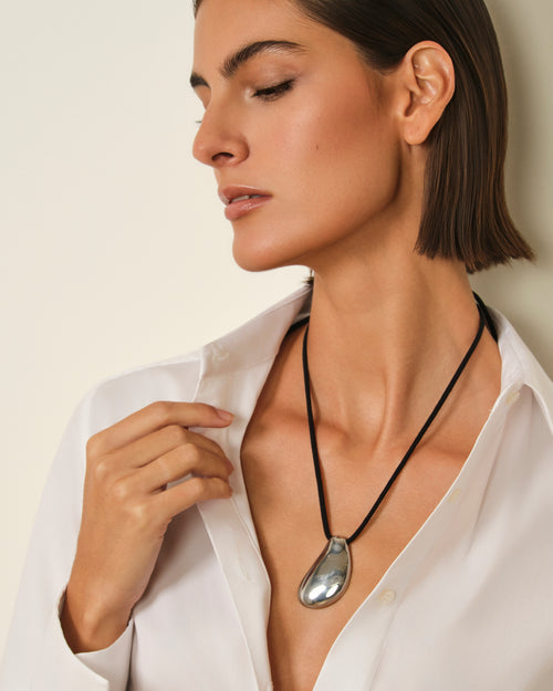 COLLAR OVALADO METÁLICO PLATEADO