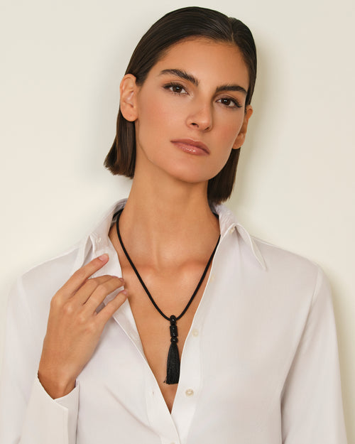 COLLAR CON FLECOS NEGRO