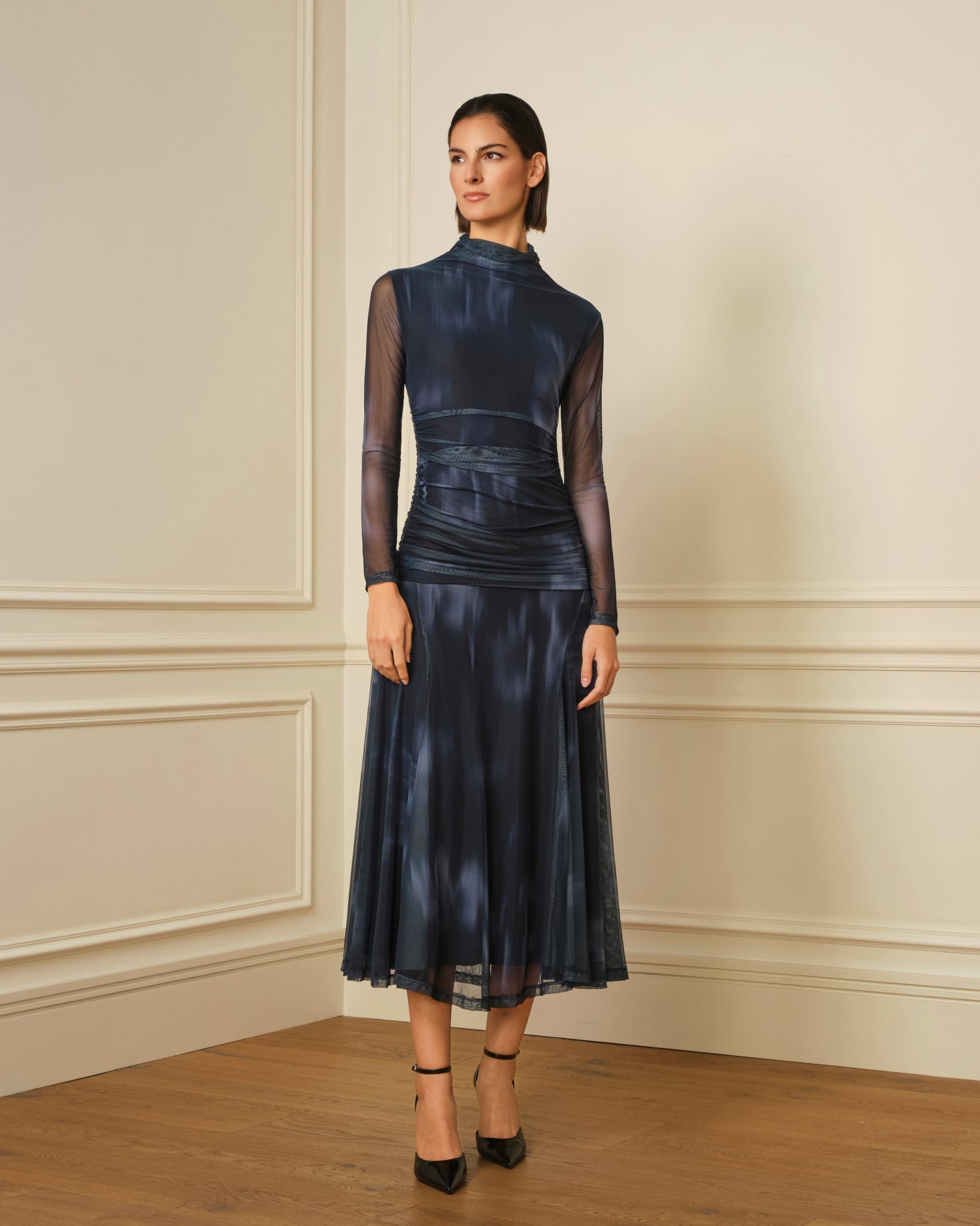 VESTIDO CUELLO ALTO CON DRAPEADO AZUL MARINO
