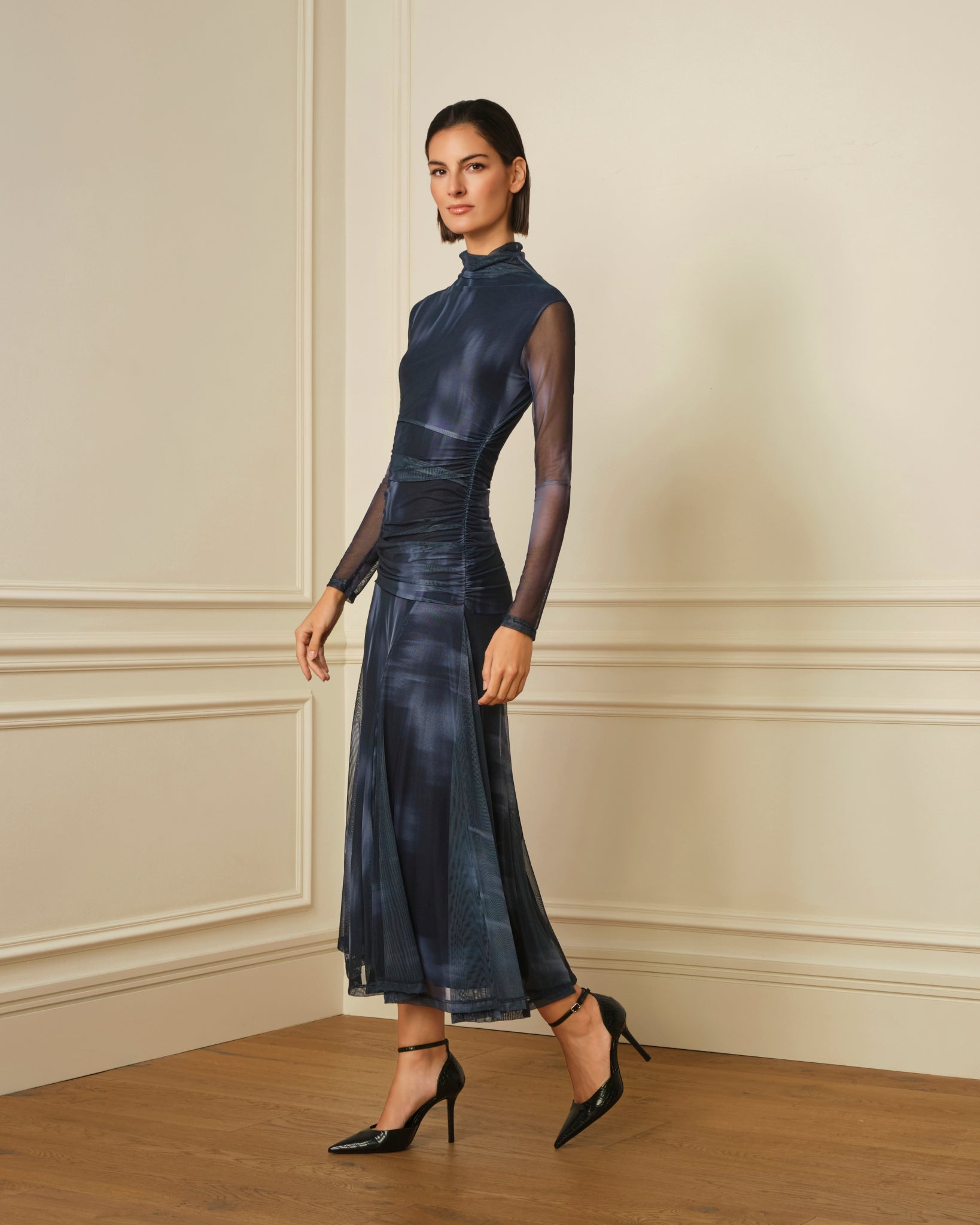 VESTIDO CUELLO ALTO CON DRAPEADO AZUL MARINO