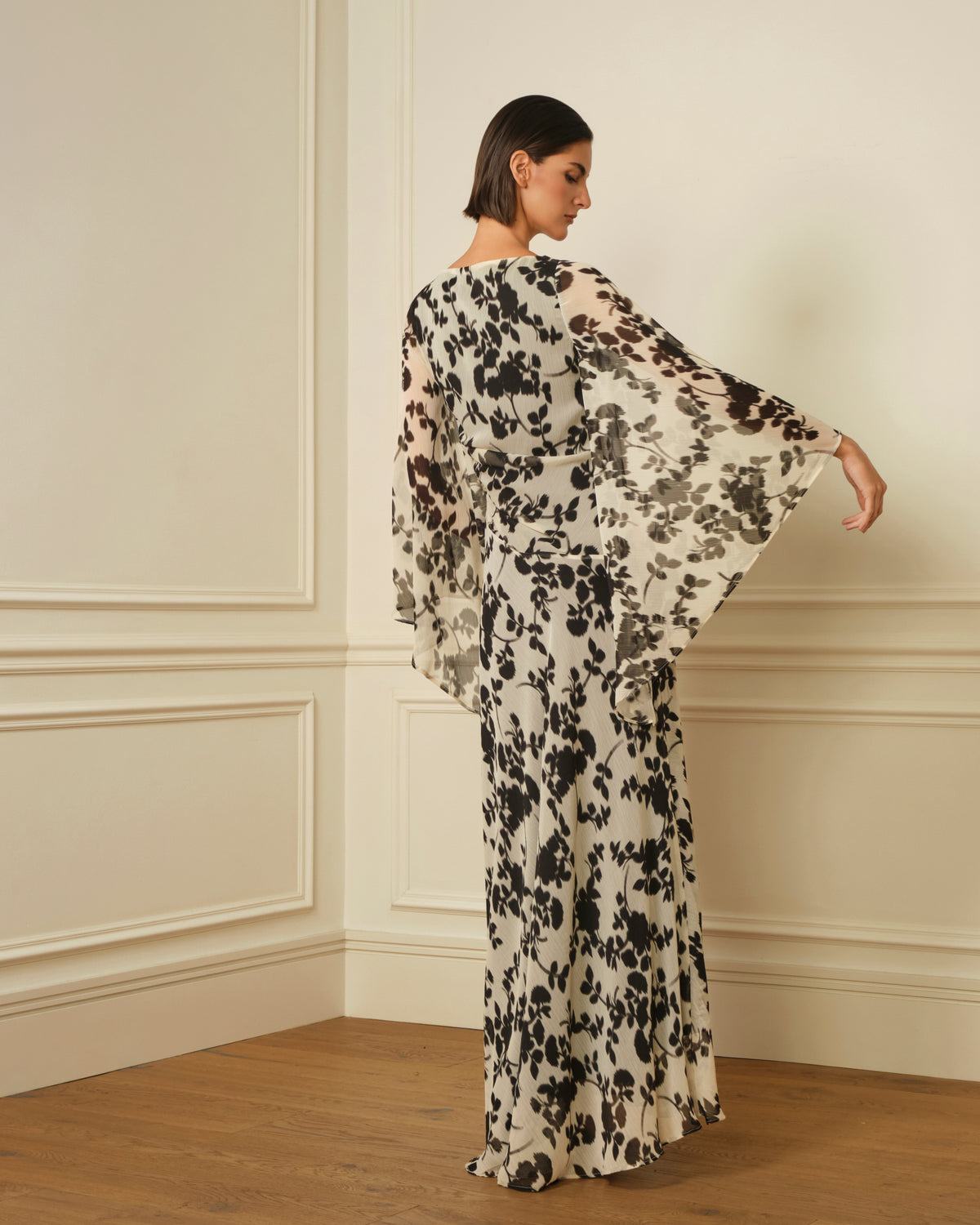 VESTIDO LARGO CON MANGAS AMPLIAS ESTAMPADO NEGRO