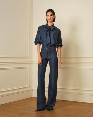BLUSA MANGA ABULLONADA CON LAZO EN CUELLO DENIM AZUL MARINO