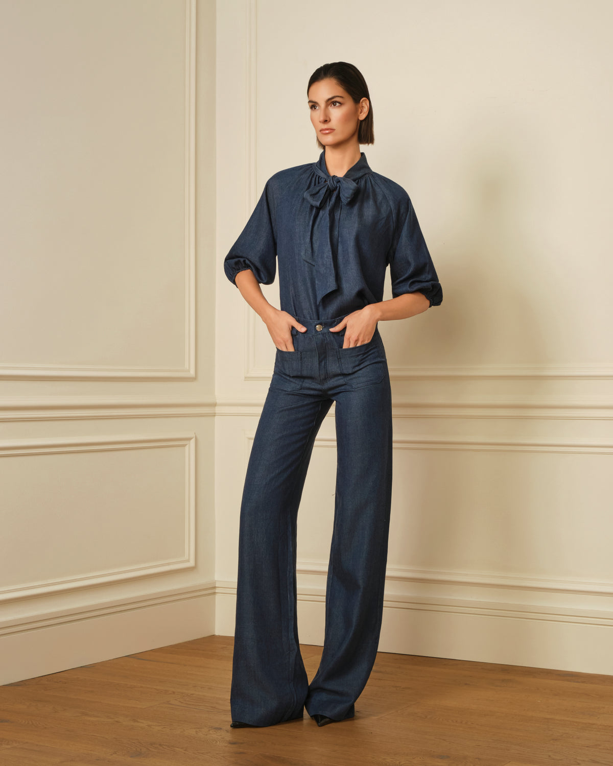 PANTALÓN FLARE CON BOLSILLOS DENIM AZUL MARINO