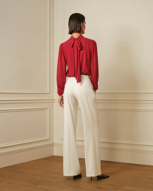BLUSA DE CUELLO ALTO CON LAZADA GRANATE
