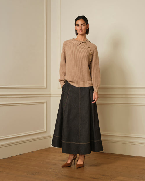 SUÉTER DE CUELLO ALTO BOTONES CAMEL