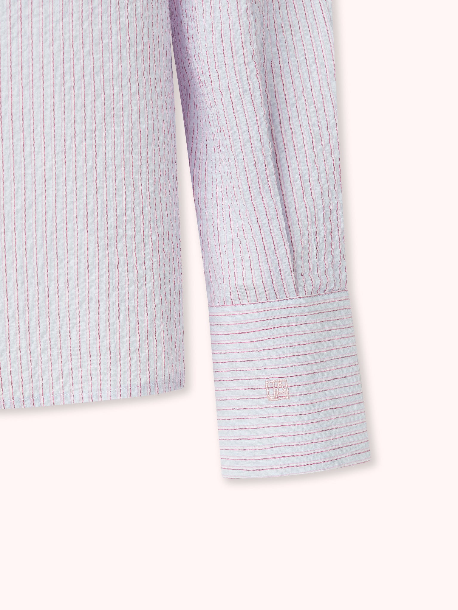 CAMISA CON DETALLE DE VIVO Y ESTAMPADO DE RAYAS AZUL