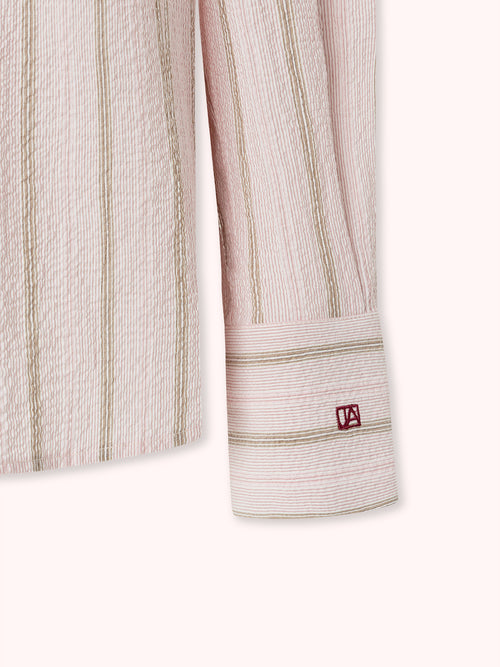 CAMISA CON DETALLE DE VIVO Y ESTAMPADO DE RAYAS ROSA